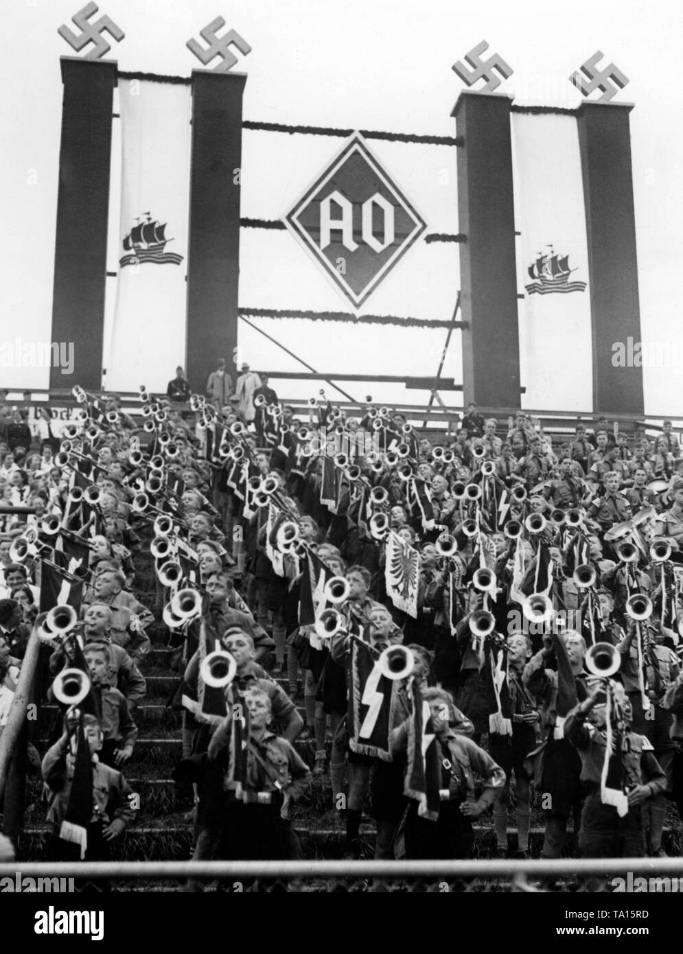 Trompettistes du Deutsches Jungvolk ouverte la cinquième Reichstag de la Auslandsdeutsche (allemands ethniques) dans le Adolf-Hitler-Kampfbahn (maintenant Mercedes-Benz Arena) à Stuttgart. Banque D'Images