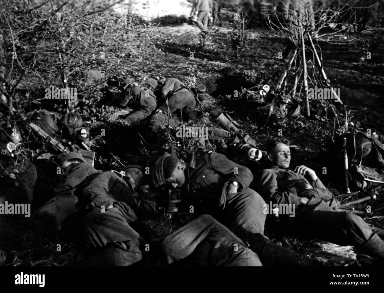 Dormir sur le Donetz fantassins allemands. Leurs armes sont appuyé contre un buisson dans l'arrière-plan. Correspondant de guerre : Kipper. Banque D'Images