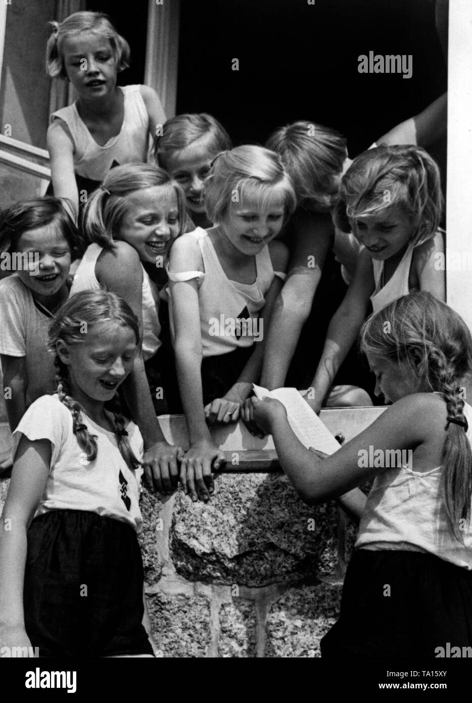 Une lettre d'une mère est lu à haute voix aux jeunes filles BDM dans l'auberge de jeunesse Aschberg (Sachsenberg-Georgenthal) dans le Vogtland. Banque D'Images