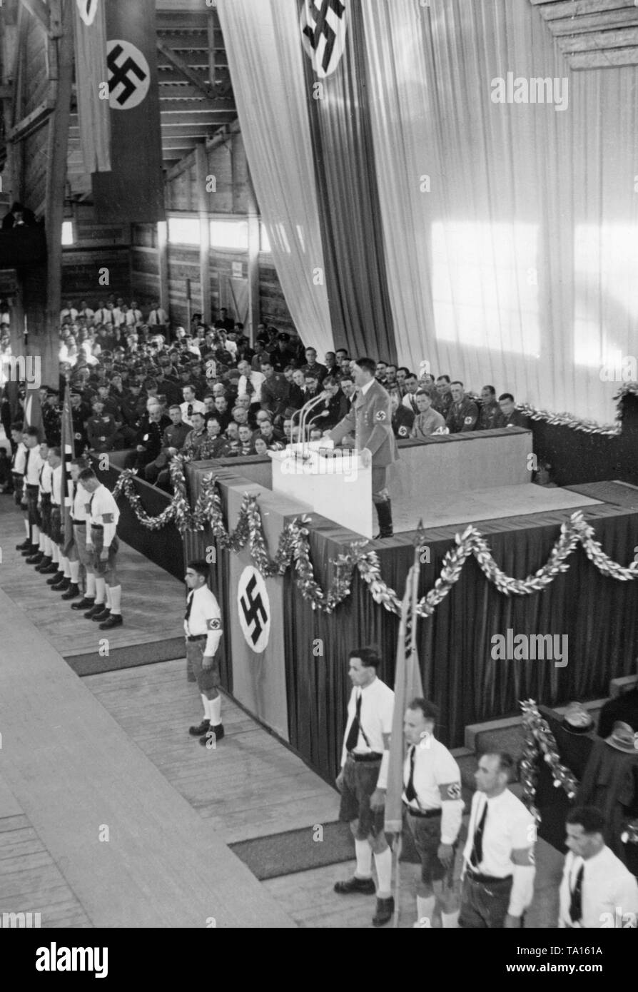 Adolf Hitler prononce un discours devant 200 000 personnes à Klagenfurt, la capitale de la province de Carinthie. L'Autriche a été annexée à l'Empire allemand depuis mars 1938. Banque D'Images
