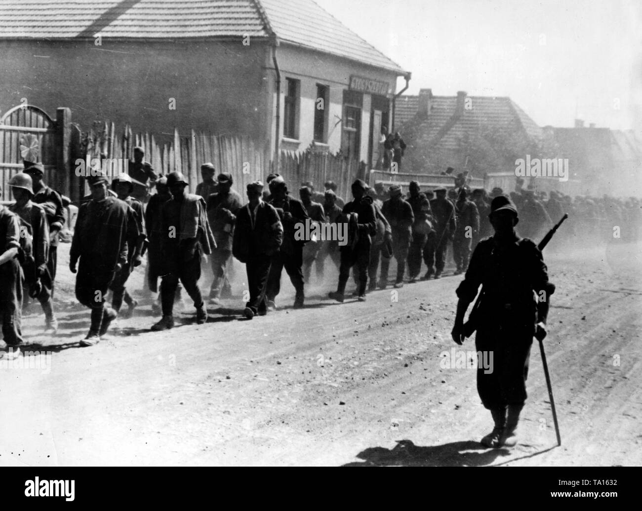 Pendant les batailles dans les Carpates, les puissances de l'axe de temps en temps des soldats soviétiques capturés. Ici, certains d'entre eux traverse un village mars dans les Carpates. L'inscription : 'Gyogyszertar hongrois" (pharmacie) sur la chambre à l'arrière-plan indique un petit village dans le territoire hongrois à l'époque. Photo de l'entreprise de propagande (PK) correspondant de guerre Mittelstaedt : Banque D'Images