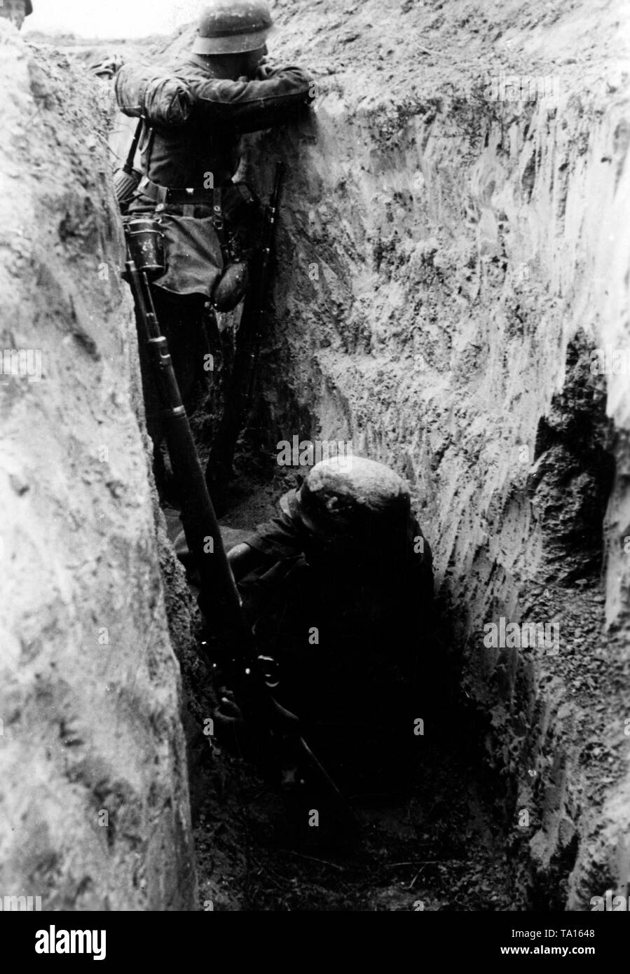 Deux soldats allemands prennent une pause pendant une pause dans la lutte dans une tranchée dans la région d'Orel. Photo de l'entreprise de propagande (PK) : correspondant de guerre Kraaywanger. Banque D'Images