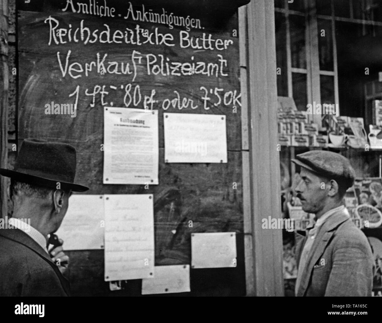 Sur un tableau d'après l'occupation des Sudètes par l'Allemagne : 'annonces officielles. Beurre de l'Empire allemand. Vente Bureau de police. 1 pièce - 80 pf. ou 7'5 OK '. Ci-dessous, des notes écrites ci-joint. Banque D'Images