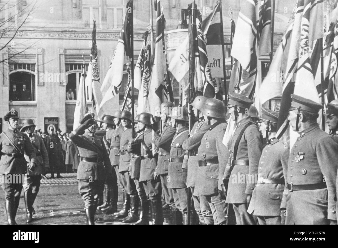 Un leader Stahlhelm inspecte un détachement du pavillon. Banque D'Images