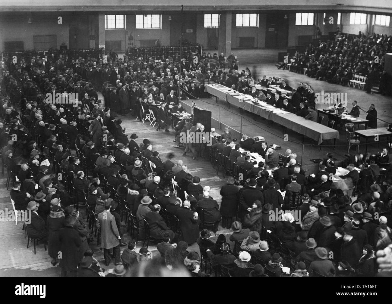 Date de règlement contre l'Grundbesitzerbank Haus- und. Environ 15 000 créanciers assister à la réunion. Banque D'Images