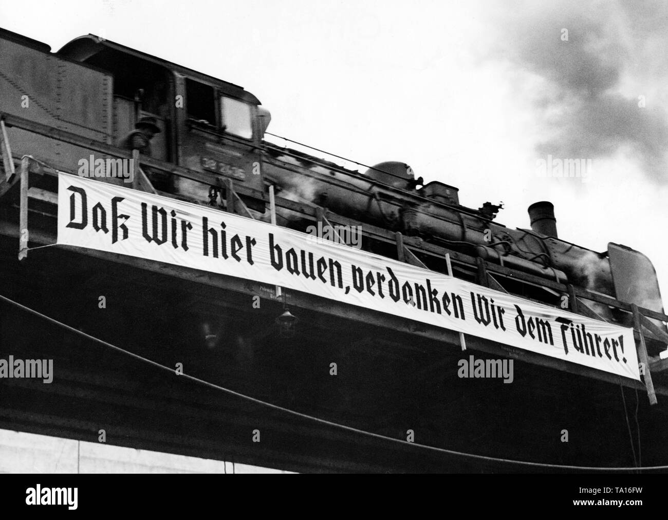 Le Reichsbetriebsgemeinschaft Bauwerkschaft und (consortiums de construction et les travailleurs de la Construction) s'est joint à la propagande nazie. Sur un site de construction de la Reichsbahn, il y a une affiche avec l'inscription 'Ce que nous construisons ici, nous le devons à la Führer !'. Photo : Hoffmann Banque D'Images