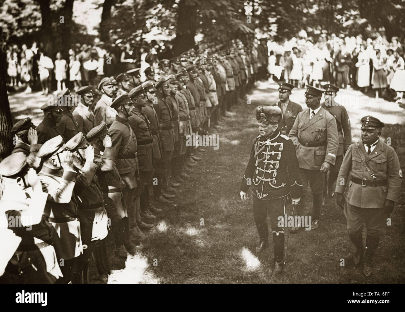 À l'occasion du 10e anniversaire de l'Ortsgruppe Guben, a lieu une réunion du Stahlhelm, qui est assisté entre autres par Generalfeldmarschall August von Mackensen (avec Totenkopfmuetze - chapeau de crâne) et de l'Oskar von Prusse (juste derrière). Ici, les deux d'entre eux l'alignés Stahlhelm membres. Banque D'Images