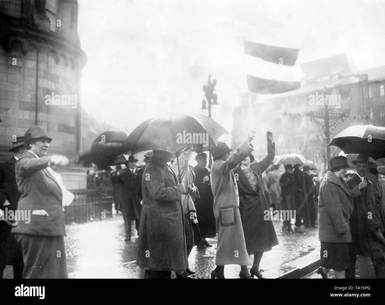 Manifestation en faveur de la candidature de Paul von Hindenburg au second tour de l'élection présidentielle en 1925. Ici, le 'Reichsblock' parle de la candidature de l'ancien maréchal. Le noir-blanc-rouge dans l'en photo étaient un affront consciente contre le noir-rouge-or de la République de Weimar. Banque D'Images