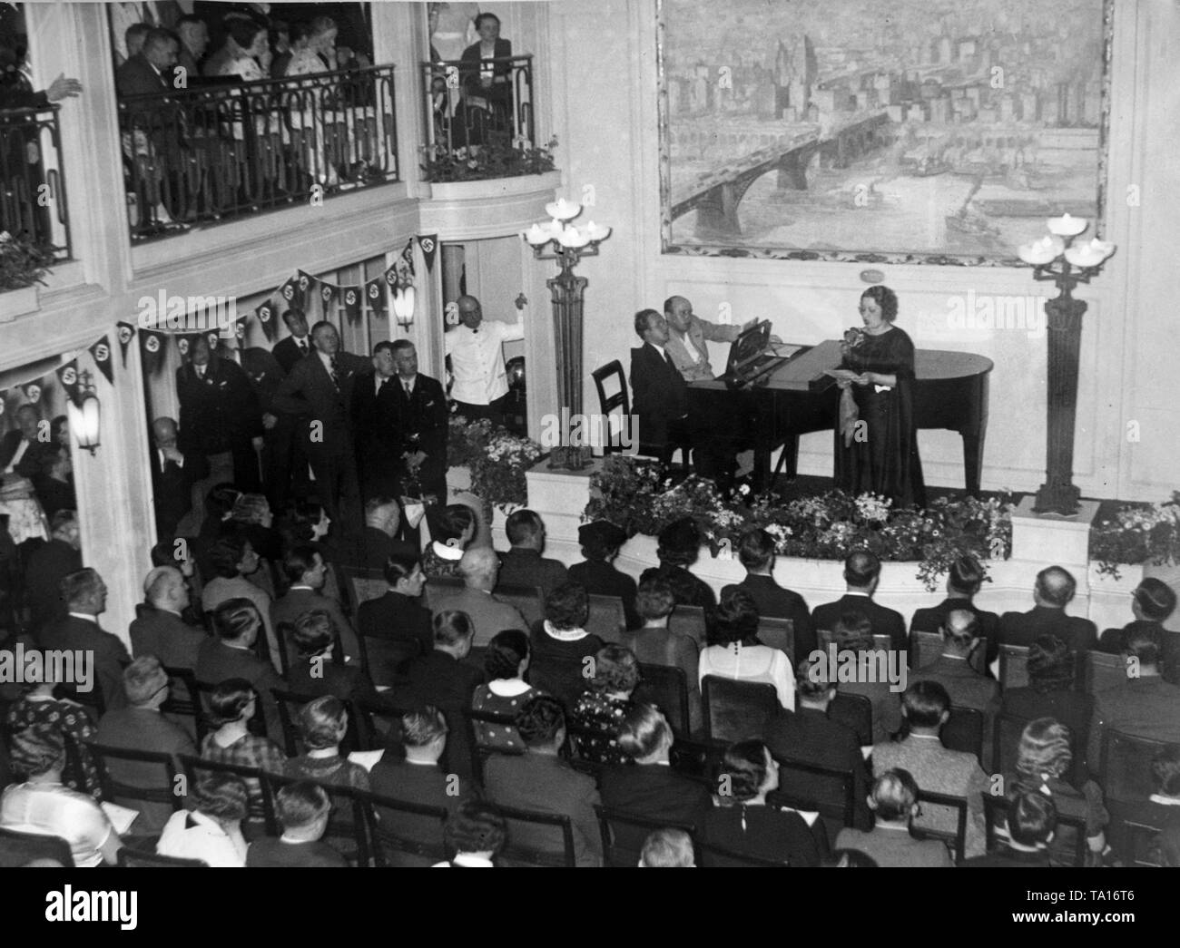 L'organisation Nazie "Kraft durch Freude" ('force par la joie") a également organisé des concerts comme activité de loisirs pour les ouvriers allemands. Banque D'Images