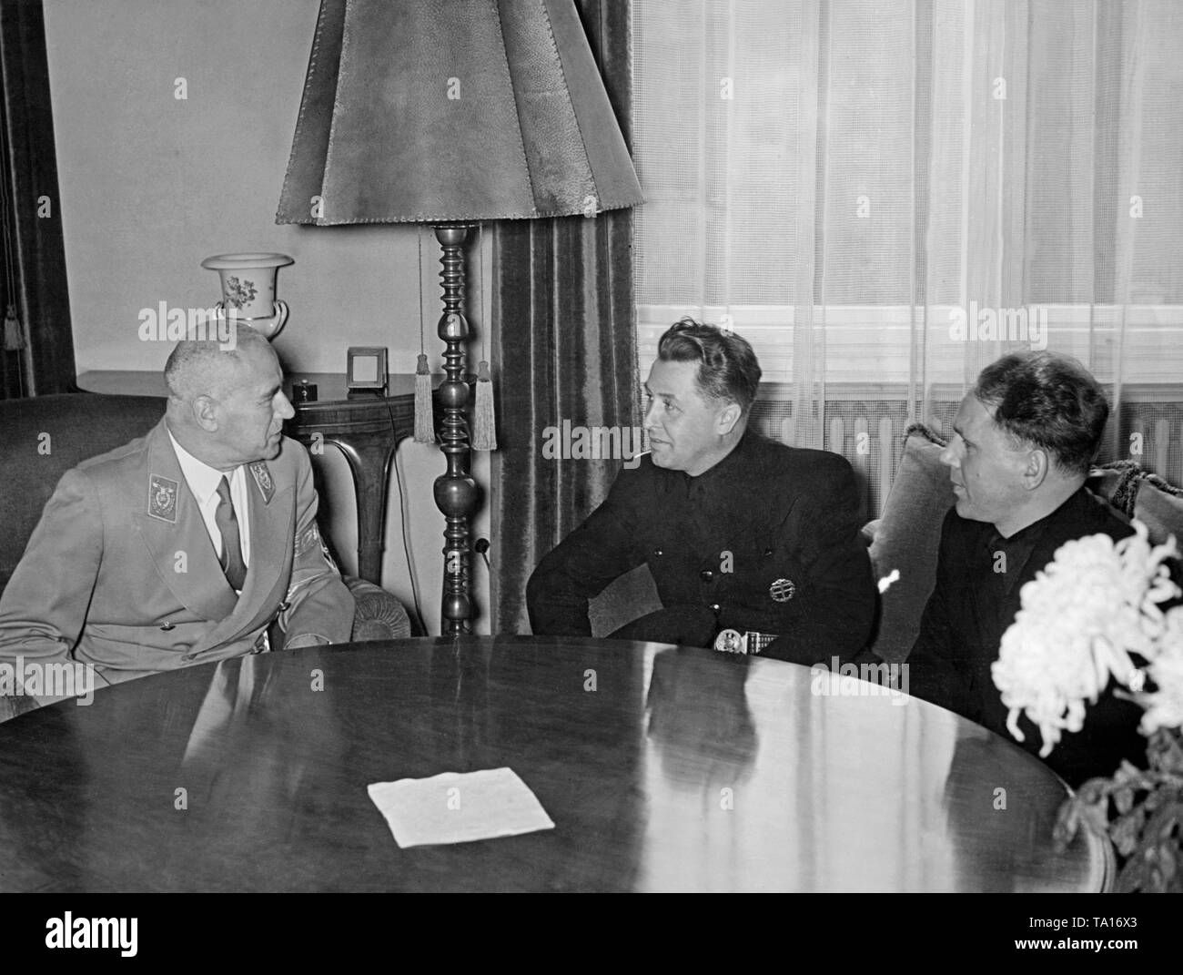 Ministre de l'intérieur Wilhelm Frick, Ministre slovaque de l'Intérieur Alexander Mach et ministre slovaque Cernak au ministère de l'Intérieur à Berlin. En mars 1939, l'Etat slovaque est devenue indépendante sous la pression d'Hitler. Banque D'Images