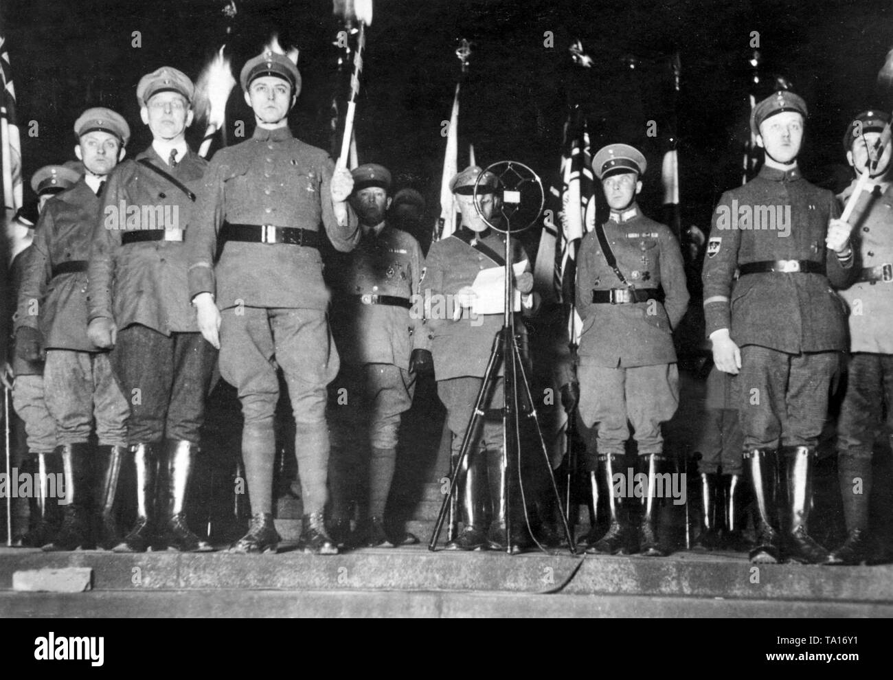 Le 10 janvier, un jour avant l'anniversaire de l'invasion française de la Ruhr, une cérémonie commémorative a été organisée par les associations nationales et les parties. Le Stahlhelm a également organisé une manifestation au cours de laquelle le chef de l'établissement Westmark et Westphalie (Mahnken-Hagen au micro avec une note) a tenu un discours. Banque D'Images