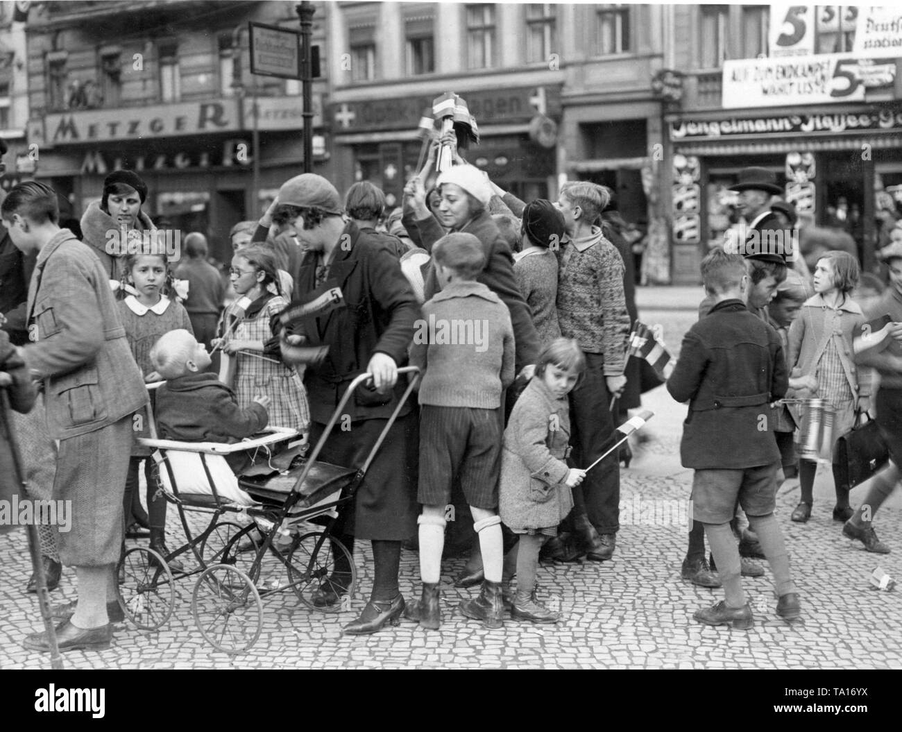 Comme une campagne électorale, les jeunes Bismarck distribue des noir-blanc-rouge drapeaux devant d'une agence dans le quartier de Neukölln. Banque D'Images
