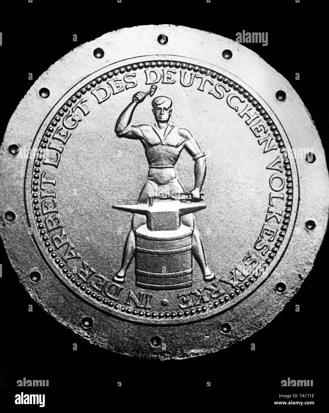 Face arrière de la pièce commémorative de Friedrich Ebert. Il montre le symbole de la main-d'Allemand avec l'inscription :'in der Arbeit liegt des deutschen Volkes Staerke'. ('La force du peuple allemand se trouve dans le travail') Banque D'Images