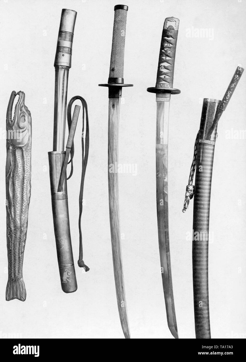Une collection de sabres Japonais et de couteaux. Banque D'Images