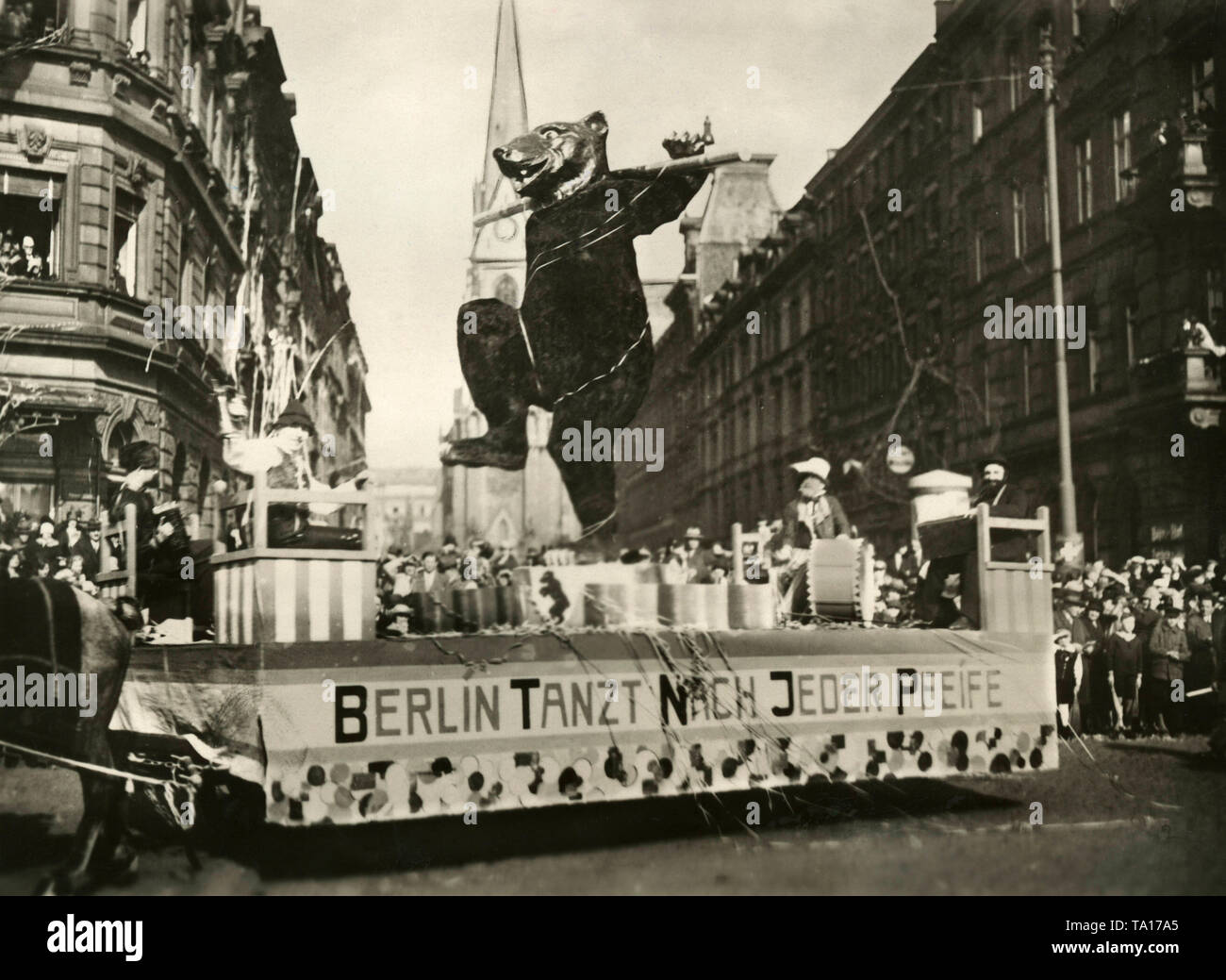 Au cours de la procession le lundi de carnaval de Mayence cette flotte présente l'ours de Berlin qui danse après chaque coup de sifflet. Symbolisant le changement constant du gouvernement et diverses coalitions de partis, le flottant représente l'impopularité du gouvernement national. Banque D'Images