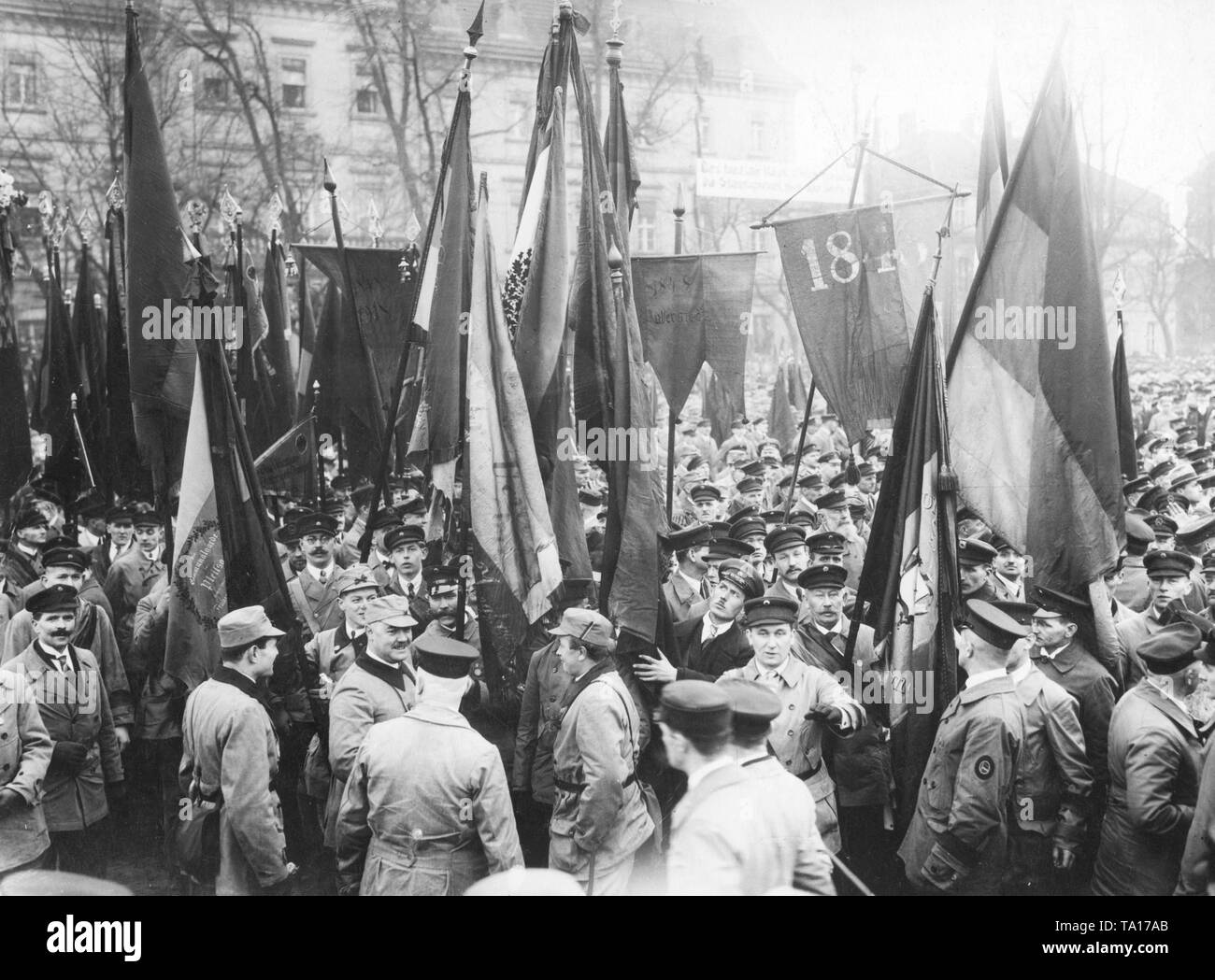 Pour célébrer le premier anniversaire de la fondation de la Reichsbanner Schwarz-Rot-Gold, plus d'une centaine de milliers de membres se sont réunis à Magdeburg. Voici une foule lors d'un rassemblement sur la Domplatz de Magdebourg, sur un drapeau se trouve le numéro de l'année 1848, une allusion à la révolution de mars. Banque D'Images