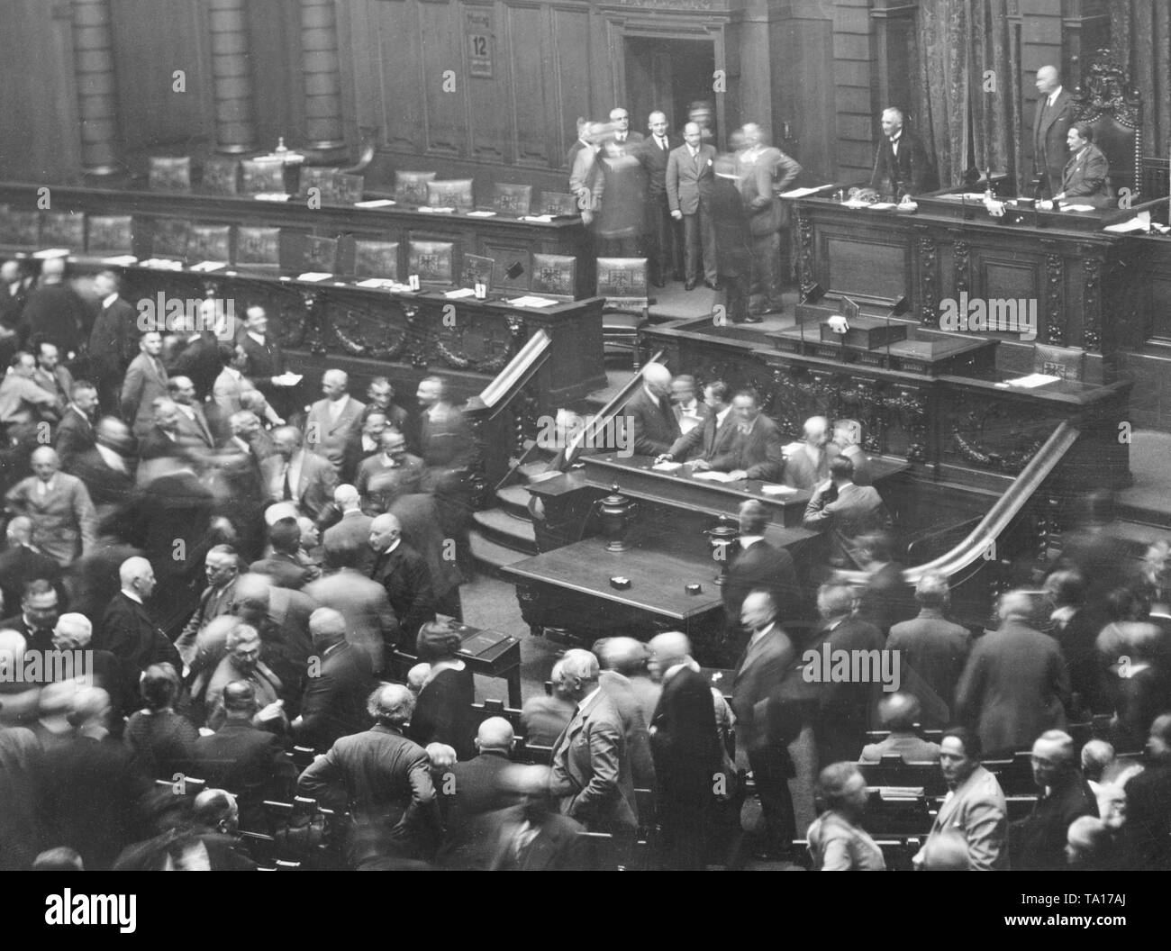 Après le président du Reichstag Hermann Goering (à droite ci-dessus) ont mis de côté le décret sur la dissolution du Reichstag, le gouvernement sous le chancelier Franz von Papen, qui a introduit le décret, a quitté la salle. Au lieu de cela, Goering mis aux voix la motion de censure du KPD contre le gouvernement de Papen. Banque D'Images