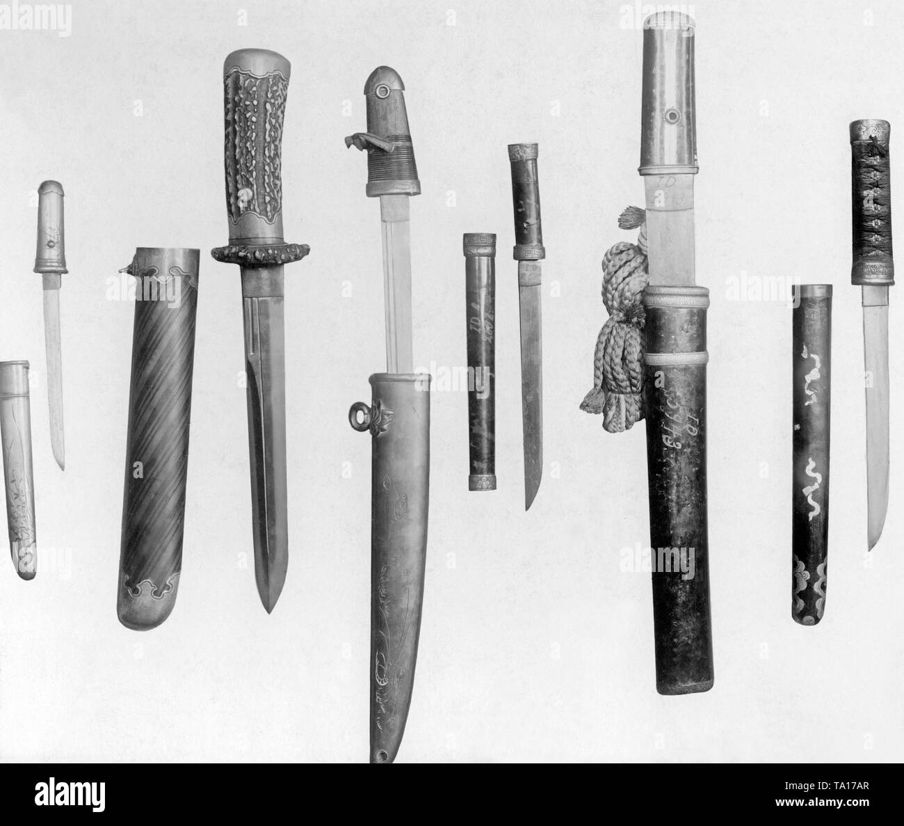 Une collection de divers couteaux japonais. Banque D'Images