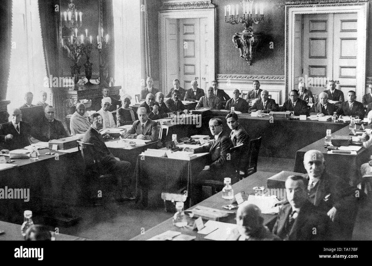 Cette photo montre la table ronde indiennes Conférence à St. James's Palace à Londres. Troisième en partant de la gauche sur la table de conférence le Mahatma Gandhi, sur la gauche à côté de lui le président Lord Sankey. Gandhi a été nommé plusieurs fois pour le prix Nobel de la paix au cours de sa vie. Banque D'Images