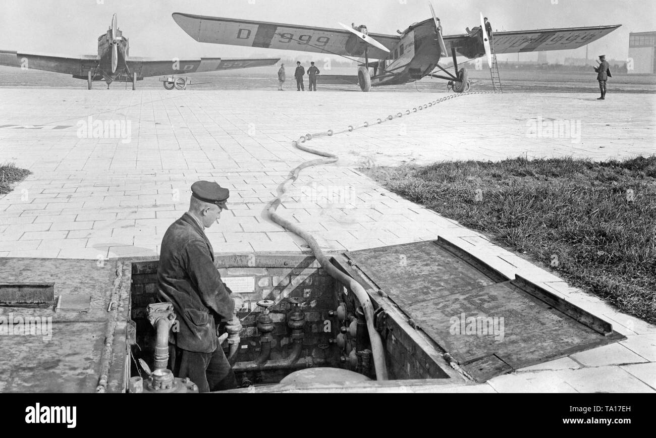 À la nouvelle de l'aéroport de Leipzig-Halle Schkeuditz un avion du type Rohrbach Roland est être ravitaillé. Dans l'arrière-plan, un Junkers F13 avec la queue nombre D-557. Banque D'Images