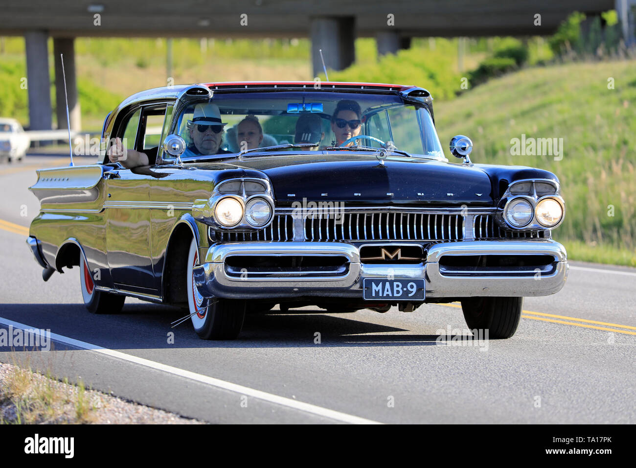 Salo, Finlande. Le 18 mai 2019. La conduite de la famille une fin des années 50, classique noir voiture mercure le long de la route on Maisema 2019 Croisière. Banque D'Images