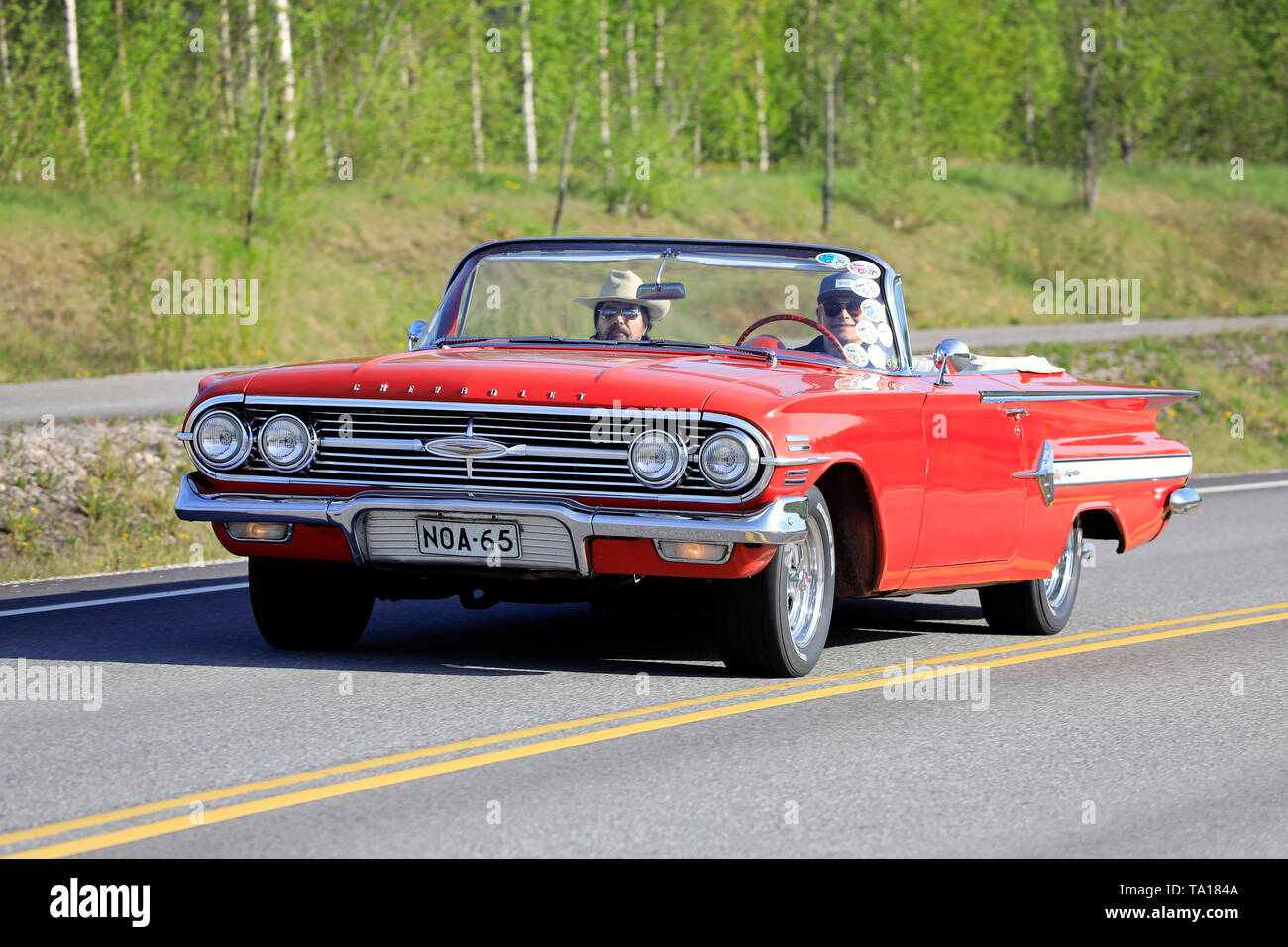 Salo, Finlande. Le 18 mai 2019. Classic 1960 Chevrolet Impala Convertible rouge sur la route le Maisema 2019 Salon de la croisière. Banque D'Images