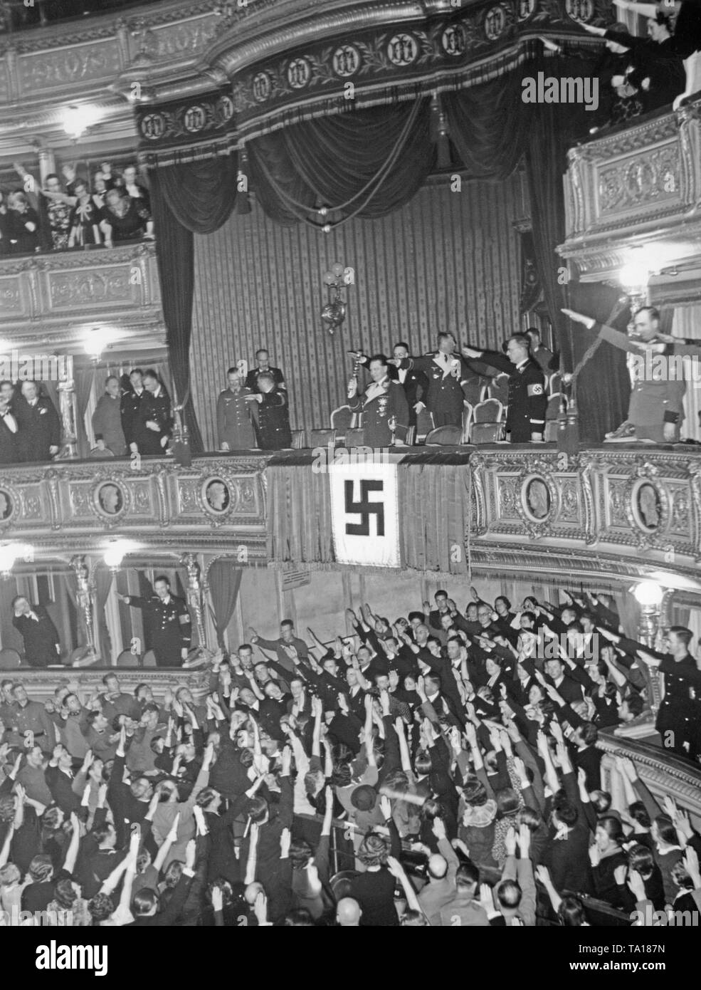 Hermann Goering à la performance de 'Beethoven' Fidelio à l'Opéra de Vienne. L'exécution a lieu en son honneur, et il est debout dans la boîte. Derrière lui, Heinrich Himmler et Karl Bodenschatz, d'autre droit Arthur Seyss-Inquart et Kurt Daluege. Banque D'Images
