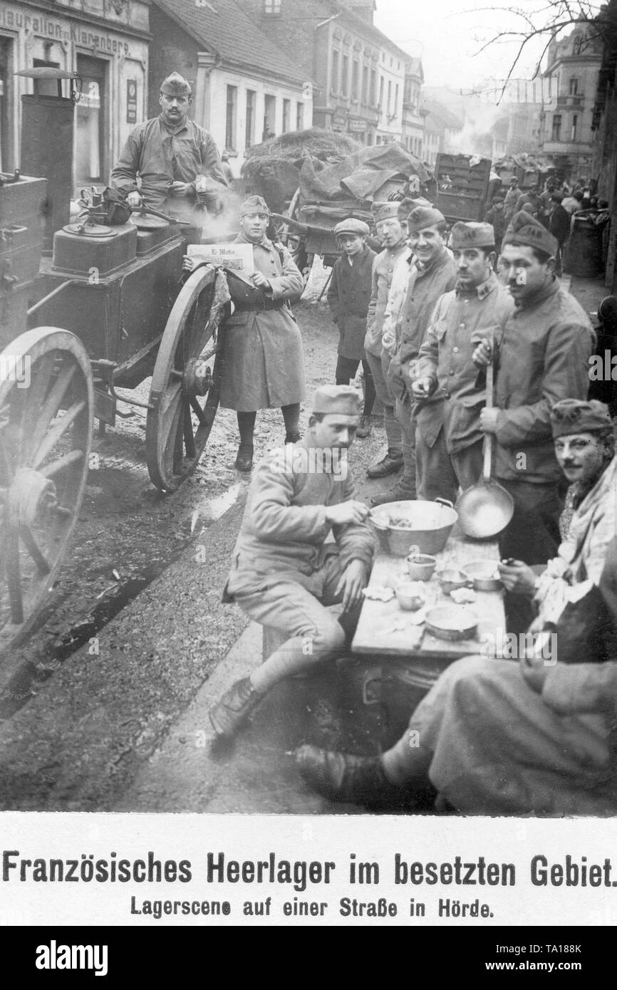 Ces soldats français fait bivouac sur la route dans le district de Hoerde à Dortmund. Sur une petite table sont la nourriture et l'équipement. Banque D'Images