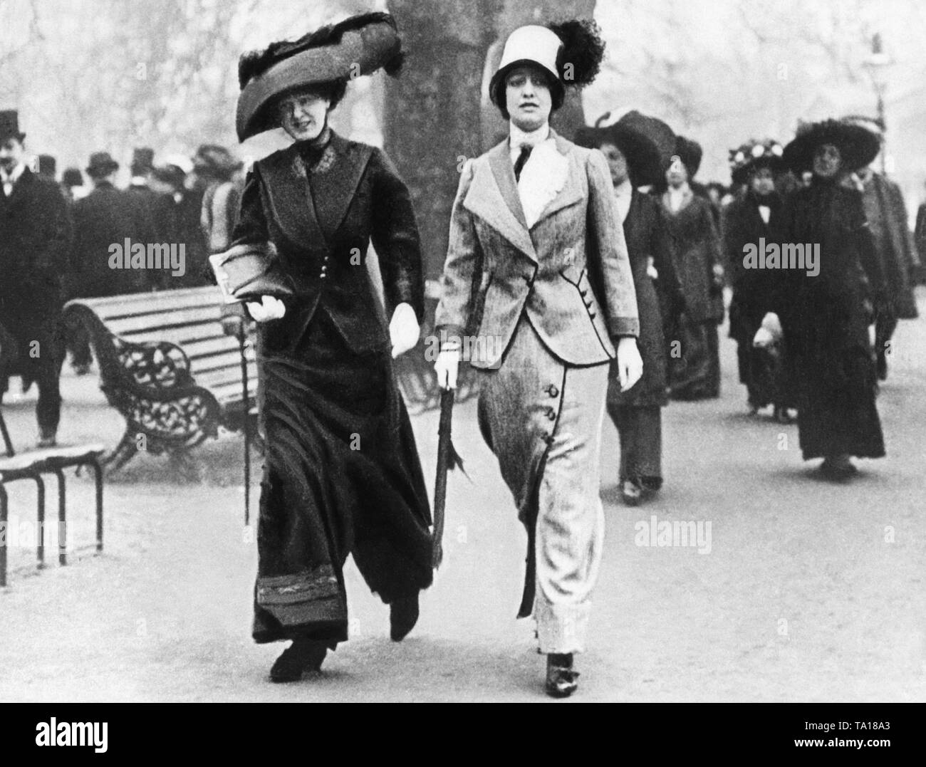 Les femmes portent la première presse à pantalons jupes sur une promenade d'automne dans la région de Hyde Park. Banque D'Images
