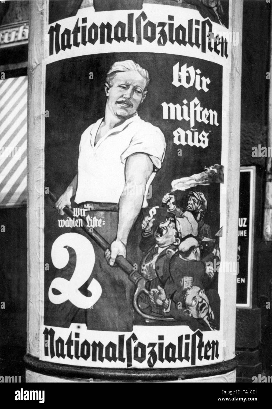 L'affiche électorale du NSDAP avec le slogan : 'Nous sommes la suppression d', et un travailleur qui éloigne les opposants politiques avec un râteau muck. Banque D'Images