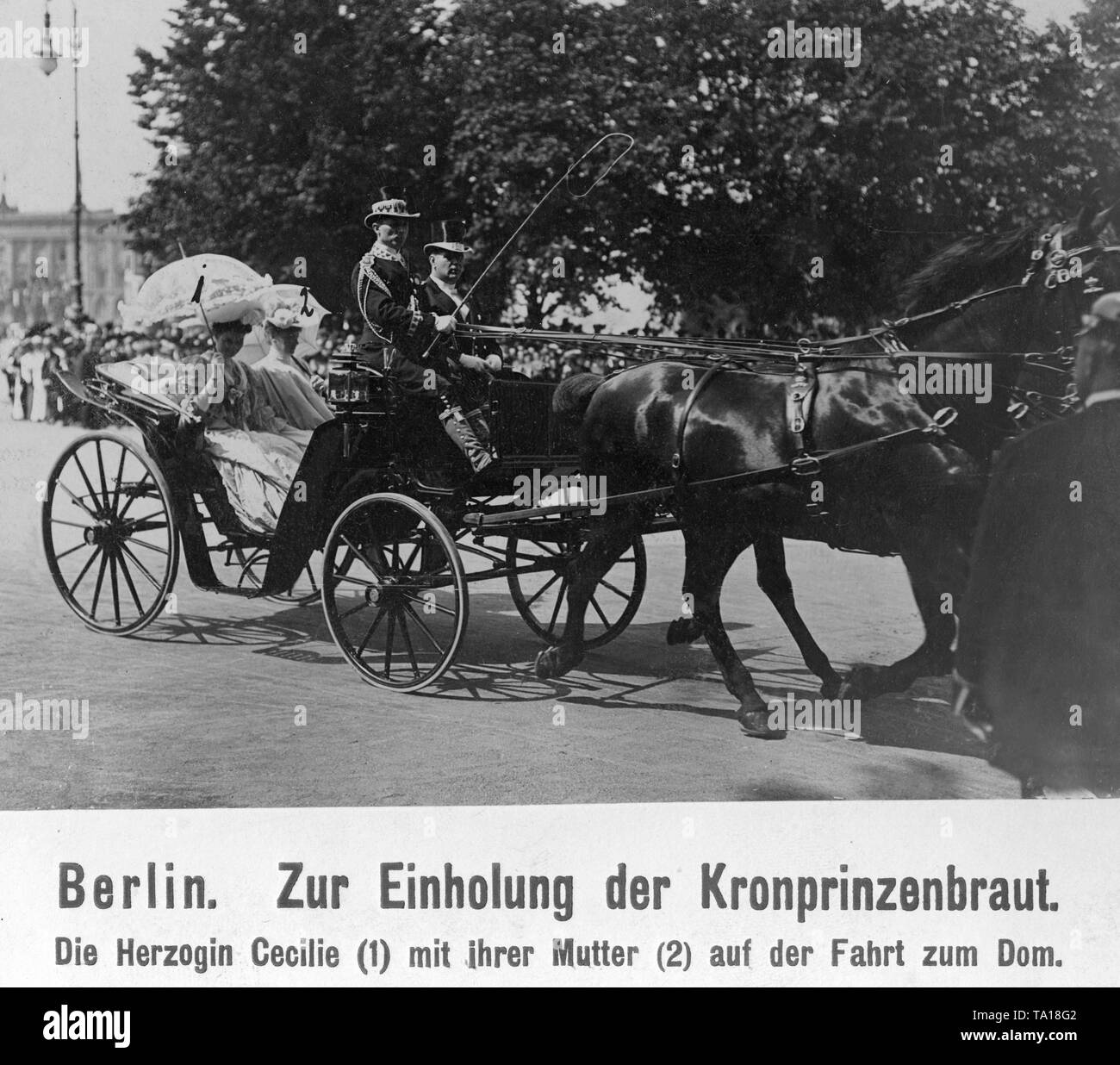Duchesse Cecilie von Mecklenburg (à gauche), fiancée du Prince Guillaume de Prusse, les lecteurs dans un bus avec sa mère, la grande-duchesse Anastasia Mikhaïlovna Romanova (r.), à la Cathédrale de Berlin. Banque D'Images