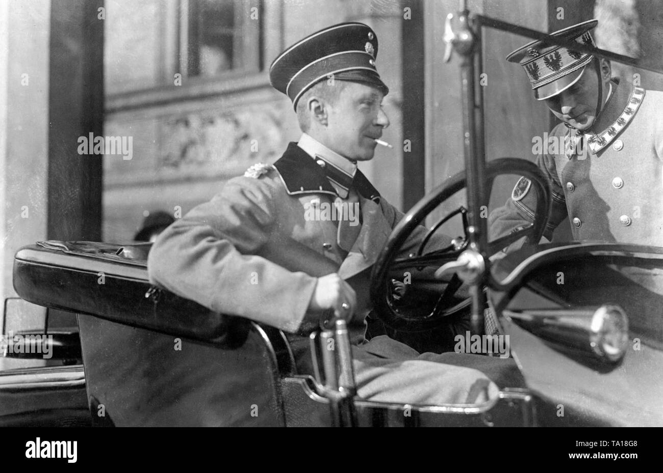 Le Prince Wilhelm (à gauche) au volant d'une voiture de sport avec deux sièges. Banque D'Images