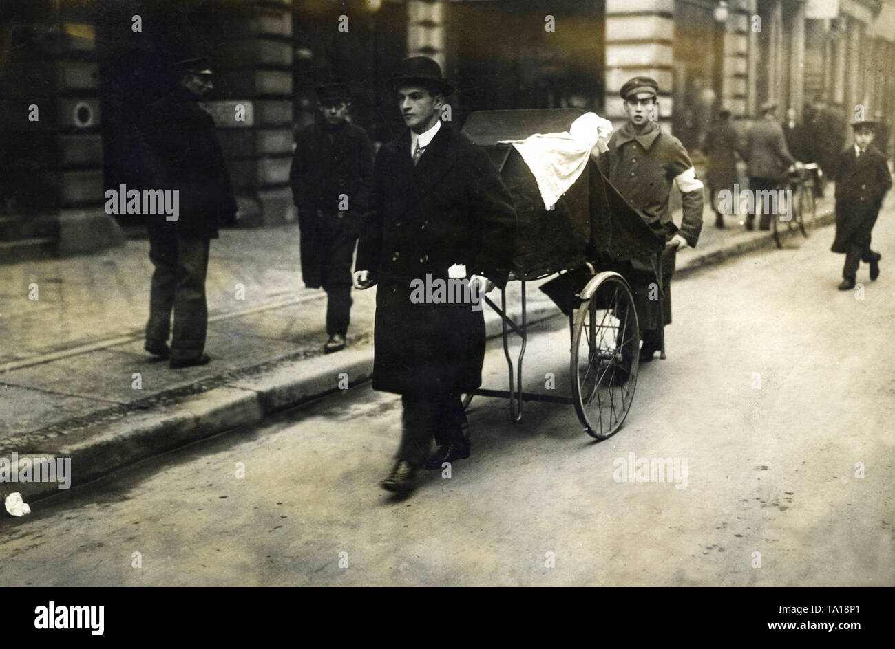 Au cours de l'Maerzkaempfe Berlin (mars combat) une intervention violente des Freikorps fidèles parts a permis à plus de 1 200 morts et encore plus de blessés. Sur cette photo deux volontaires transports l'un de ces blessés. Banque D'Images