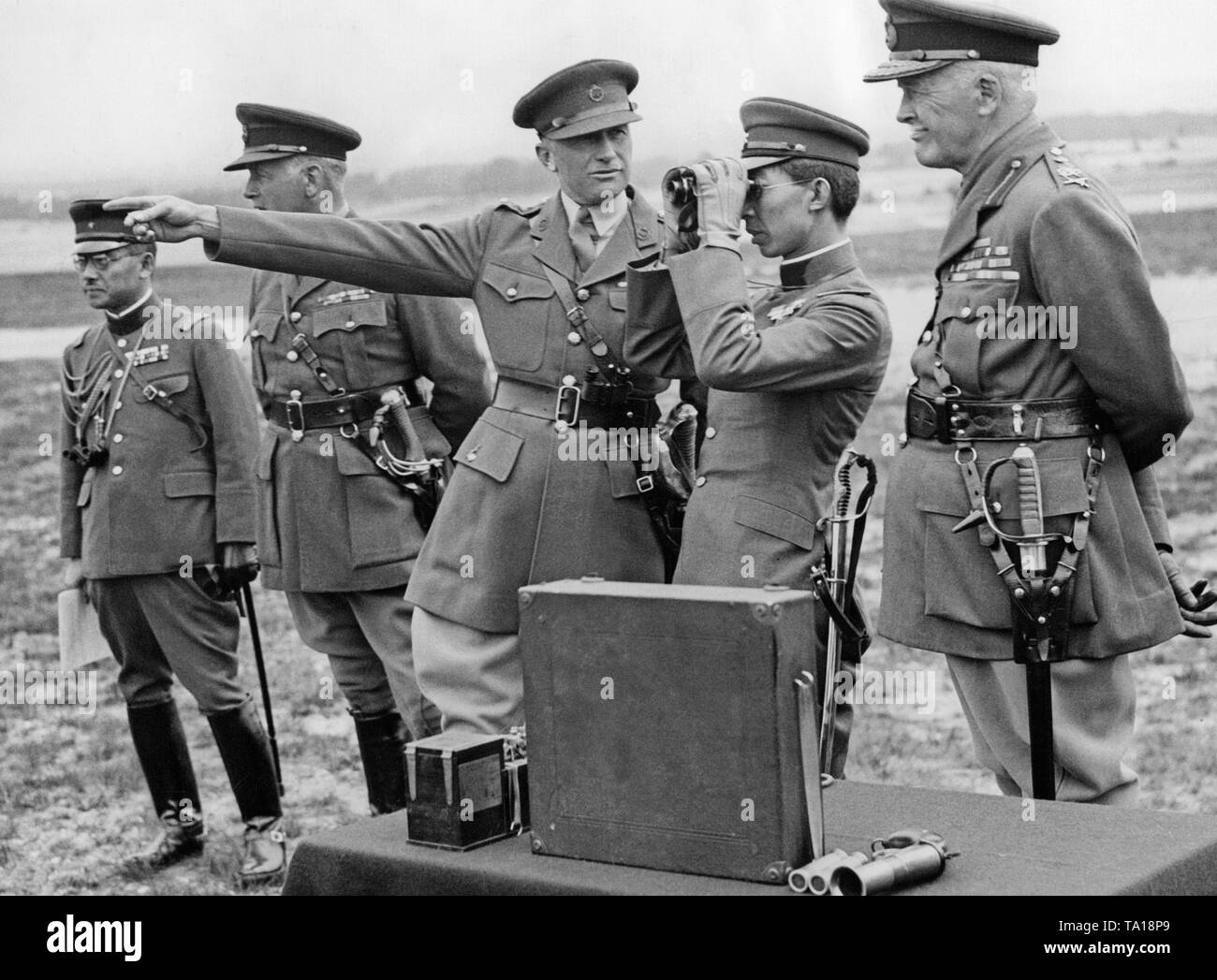 Le frère de l'empereur japonais Prince Chichibu (2e à partir de la droite) lors d'un des exercices avec des chars à Aldershot dans le Hampshire en Angleterre. Le Lieutenant-colonel Fanshawe (2e à partir de la droite) et le Général Sir Francis Gathrone-Hardy (1er à partir de la droite) l'a accompagné. Banque D'Images