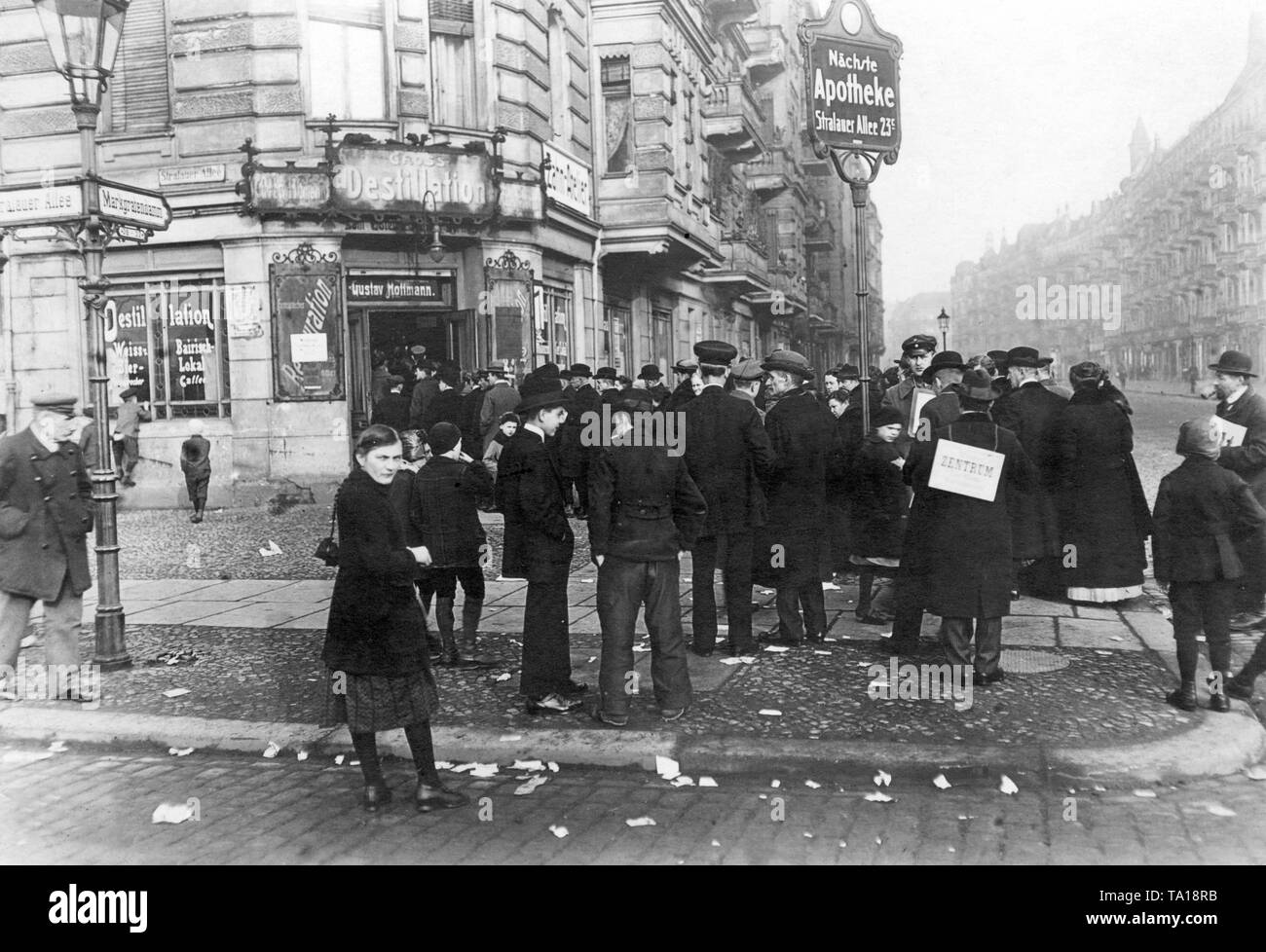 Les gens dans la file d'en face d'un bureau de scrutin le jour de l'élection de l'Assemblée nationale . Un homme, debout dans le centre avec une pancarte, fait campagne pour le Parti du centre. Banque D'Images