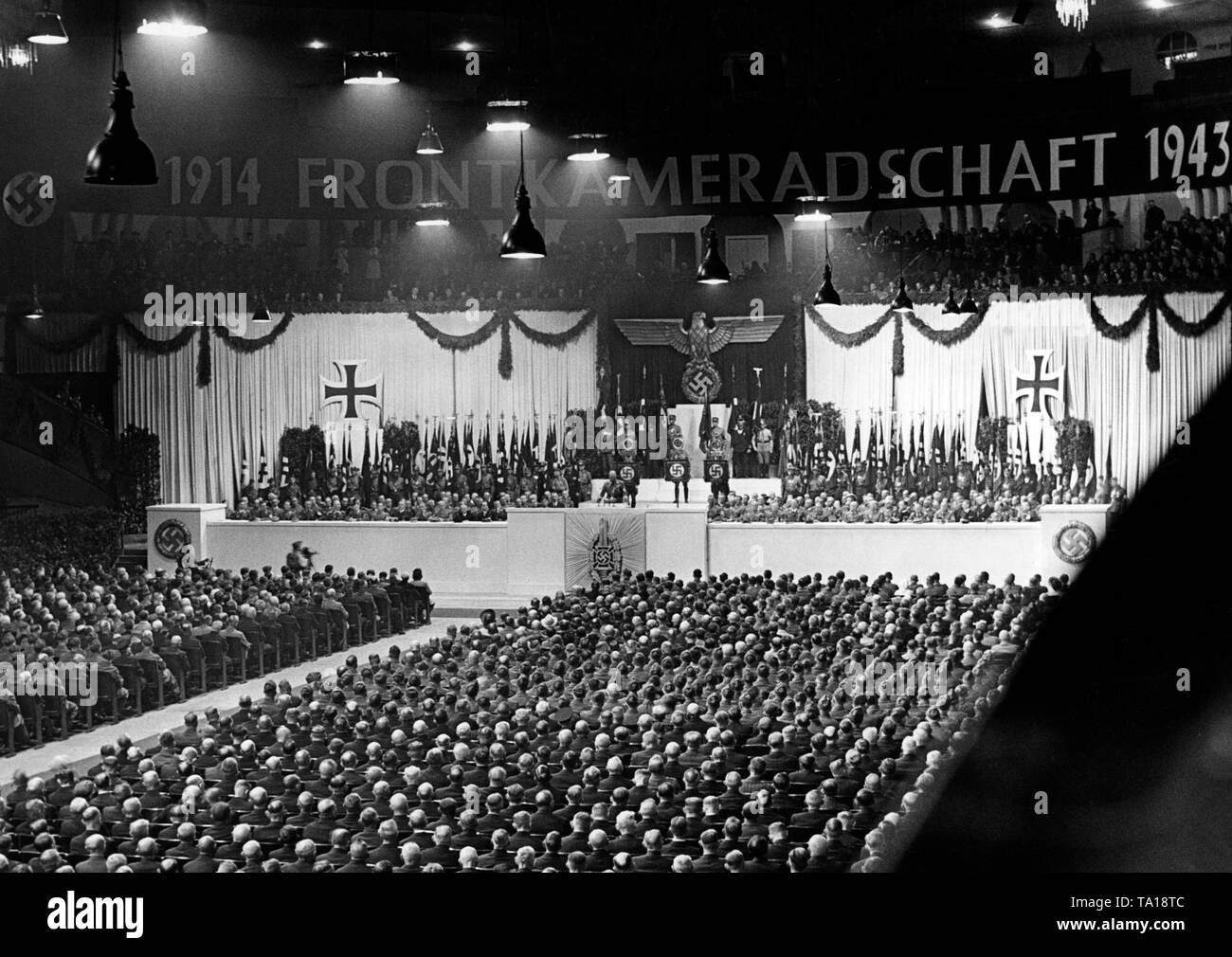 Conférence de guerre de l'assistance nationale-socialiste des victimes de la guerre dans le Berlin Sportpalast. Ici, le Sportpalast lors du discours d'Reichskriegsopferfuehrer Oberlindober Hans, qui parle sur la solution au problème des blessés et des personnes en deuil. Au-dessus du balcon, il y a une bannière avec l'inscription '1914 camaraderie avant 1943'. Banque D'Images