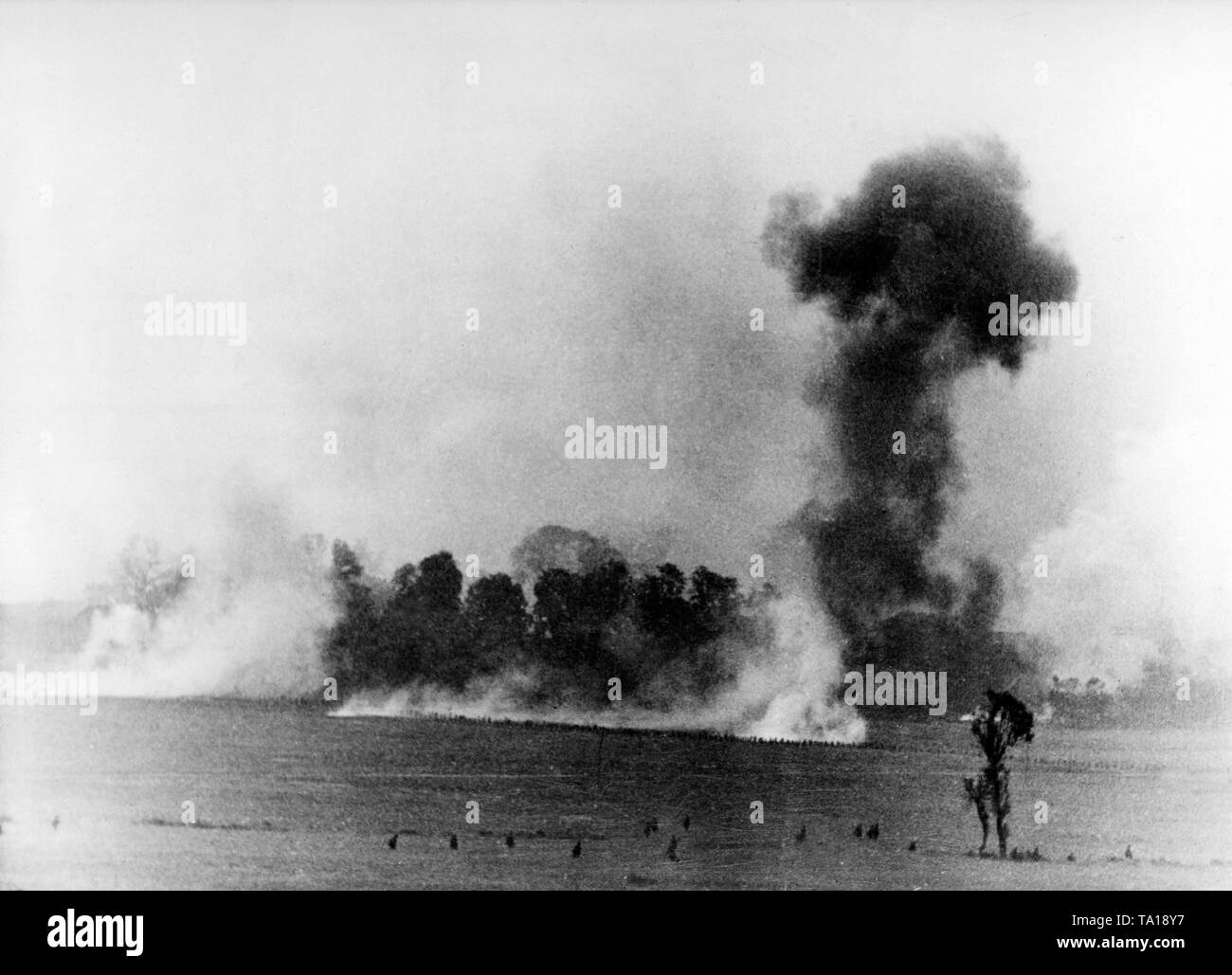 Bombardier en piqué soutenir une attaque de la Wehrmacht sur une position française. Les nuages de fumée témoignent de l'impact de bombes. Photo : correspondant de guerre Voigt. Banque D'Images