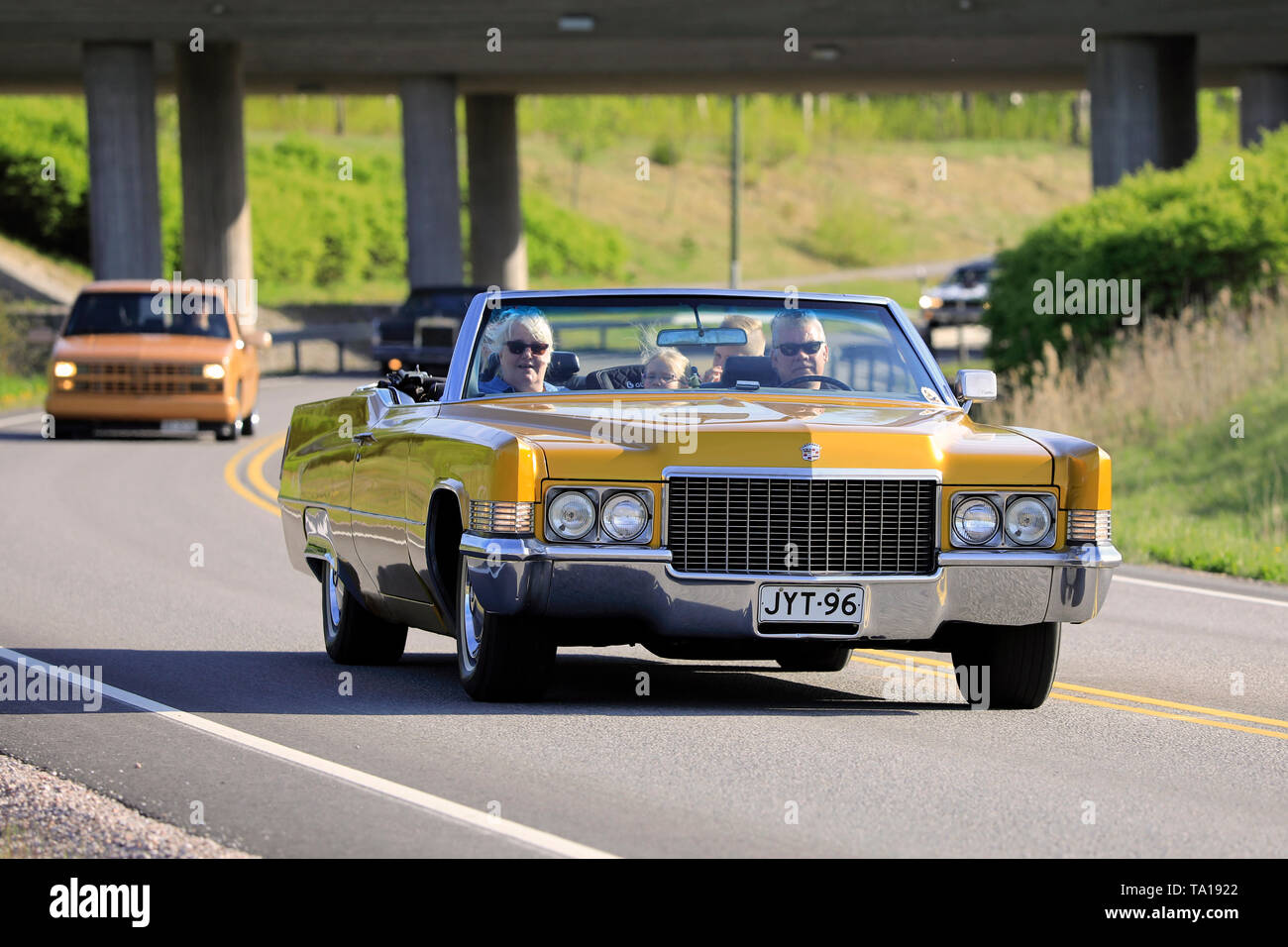 Salo, Finlande. Le 18 mai 2019. Les gens sur la croisière jaune classique 1970 convertible Cadillac le long de la route on Maisema 2019 Croisière. Banque D'Images