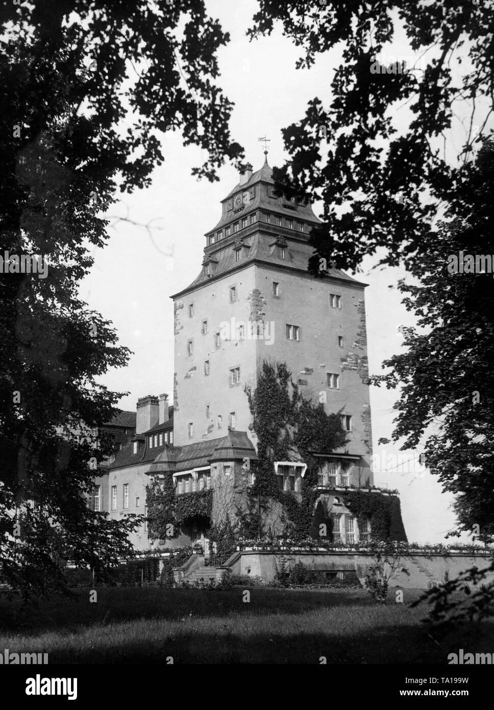 La tour du château Renaissance Leuthen brut, construit en 1913 dans le style classiciste, près de Luebben dans le Spreewald, la Prusse. Banque D'Images