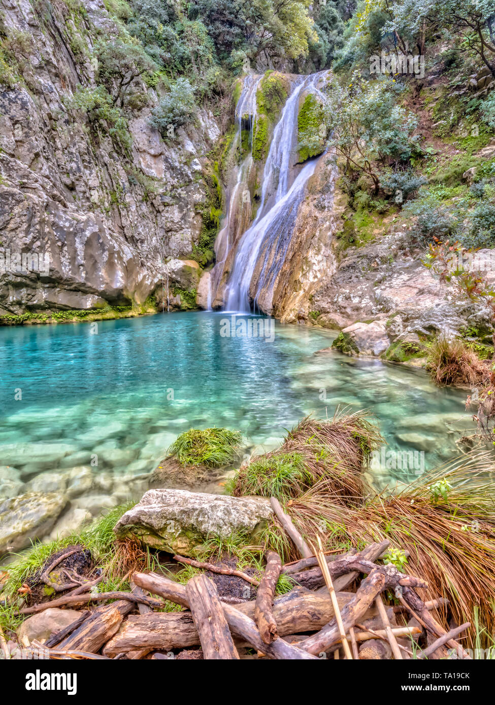 Kalamaris cascade dans l'eau turquoise de la rivière avec vue large angel, Péloponnèse, Grèce Banque D'Images