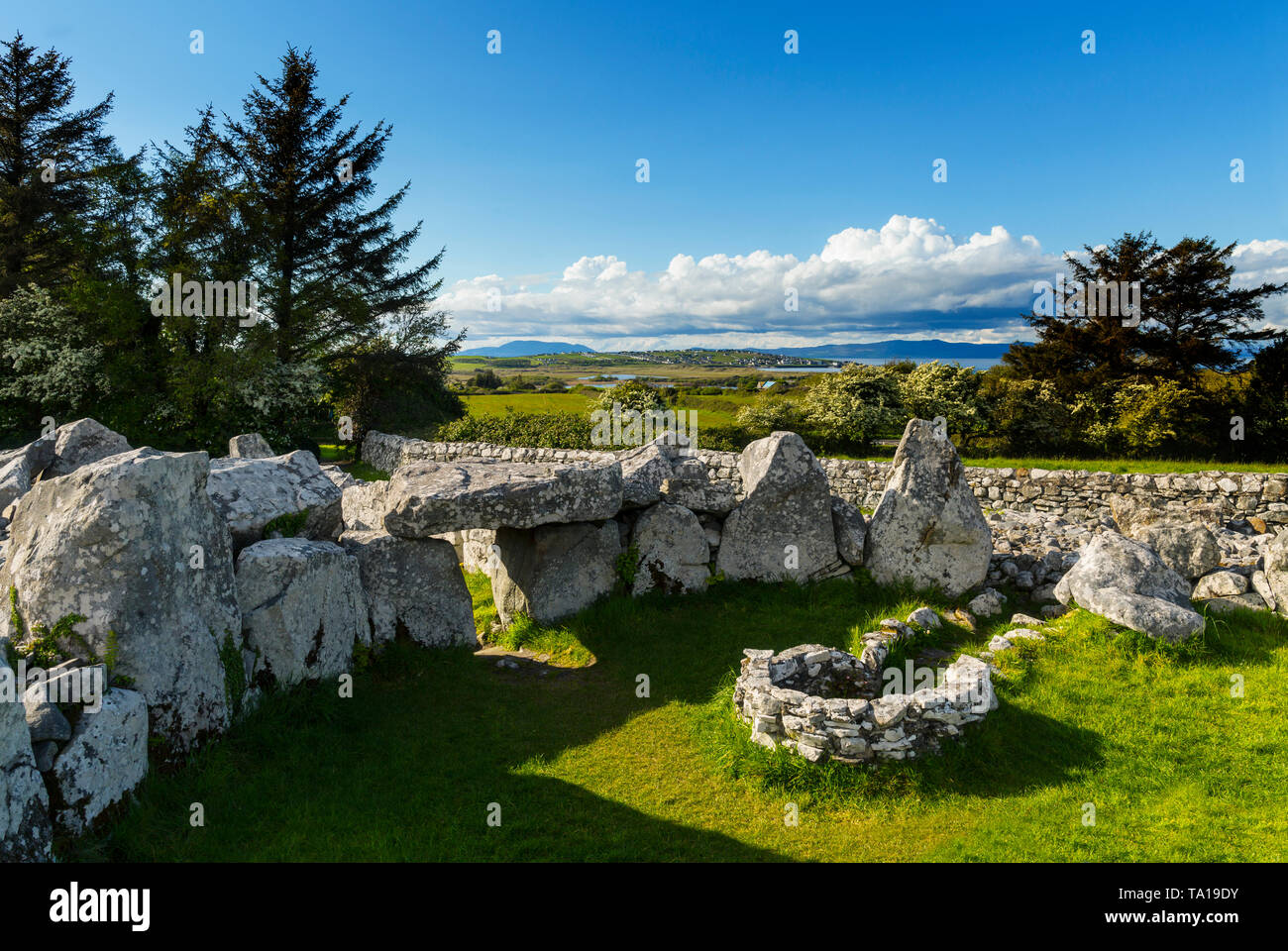 Creevykeel ancienne cour tombe est situé sur les contreforts de Tievebaun Mountain près de la mer près de Mullaghmore dans le comté de Sligo, en Irlande. Banque D'Images