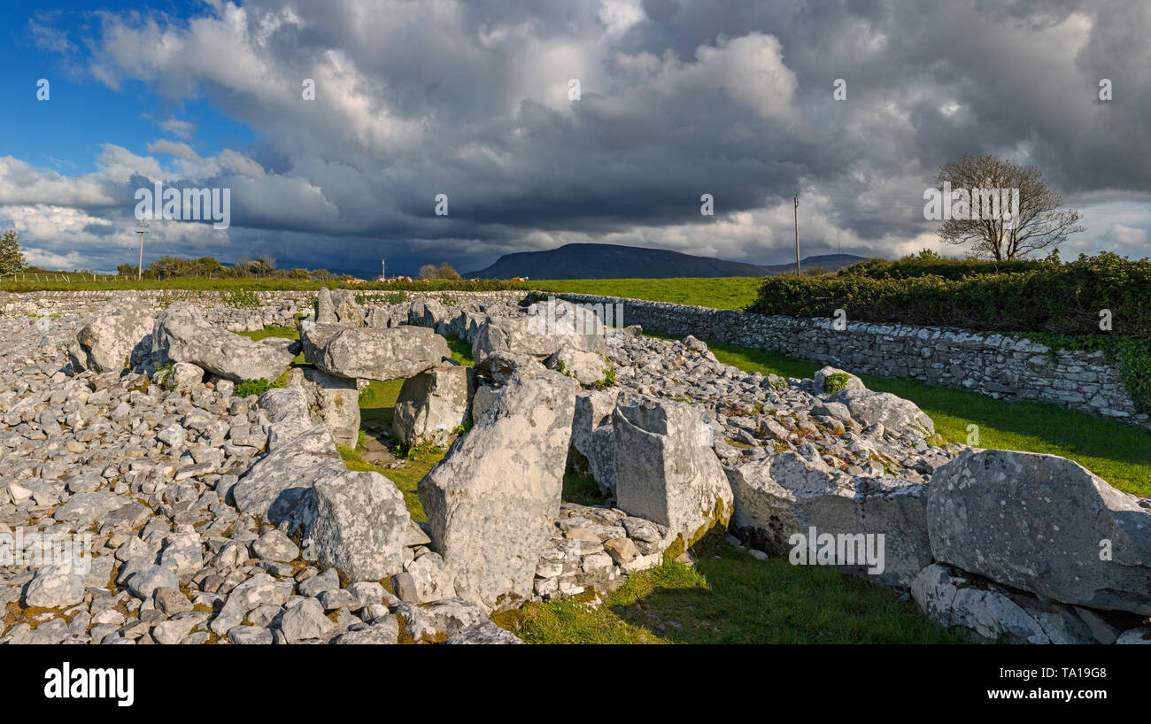 Creevykeel ancienne cour tombe est situé sur les contreforts de Tievebaun Mountain près de la mer près de Mullaghmore dans le comté de Sligo, en Irlande. Banque D'Images