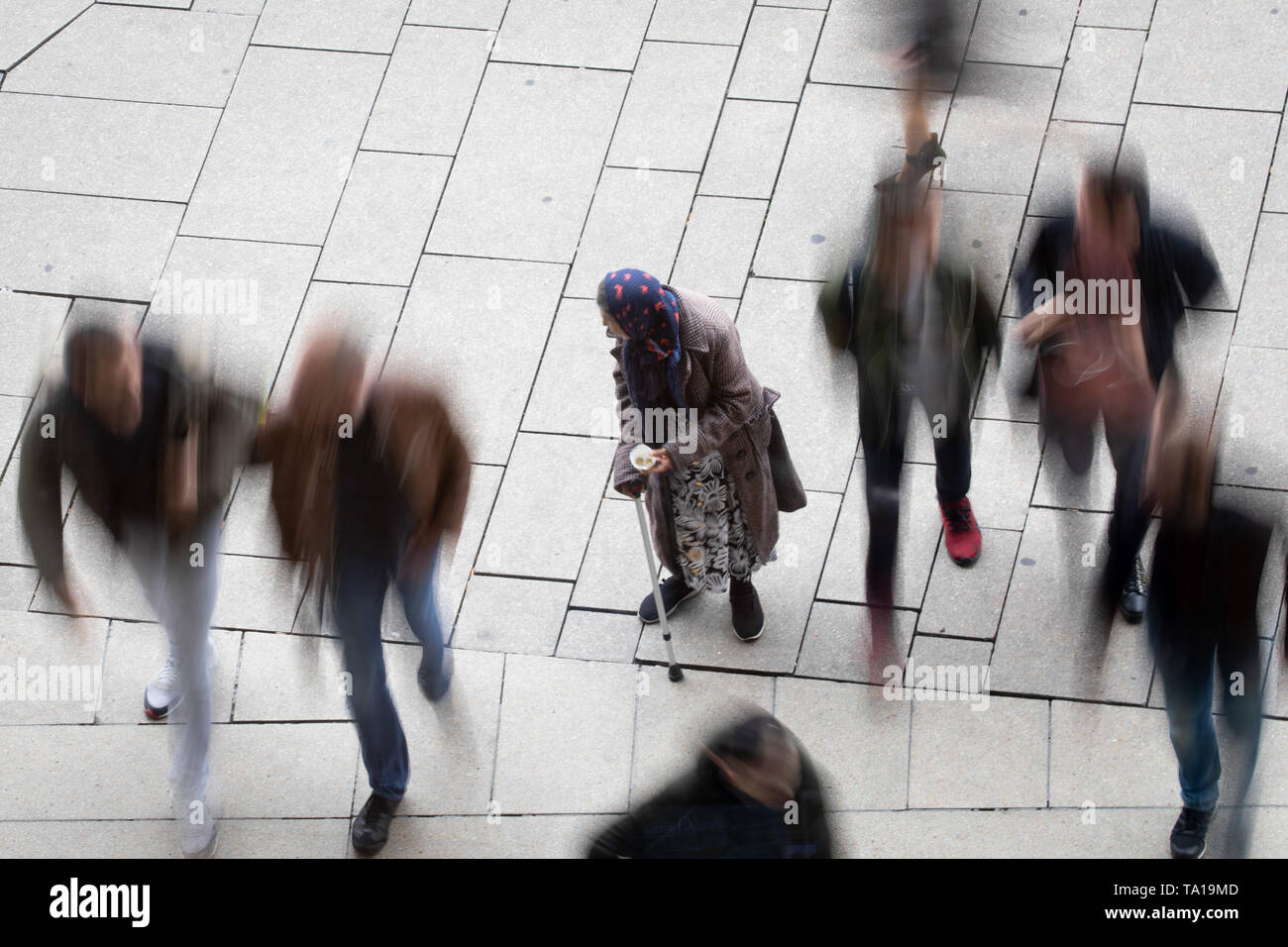 Hambourg, Allemagne. 21 mai, 2019. Une vieille femme se tient juste en face de l'entrée de l'Europapassage et implore. Vitesse d'obturation (Dépannage) Crédit : Christian Charisius/dpa/Alamy Live News Banque D'Images