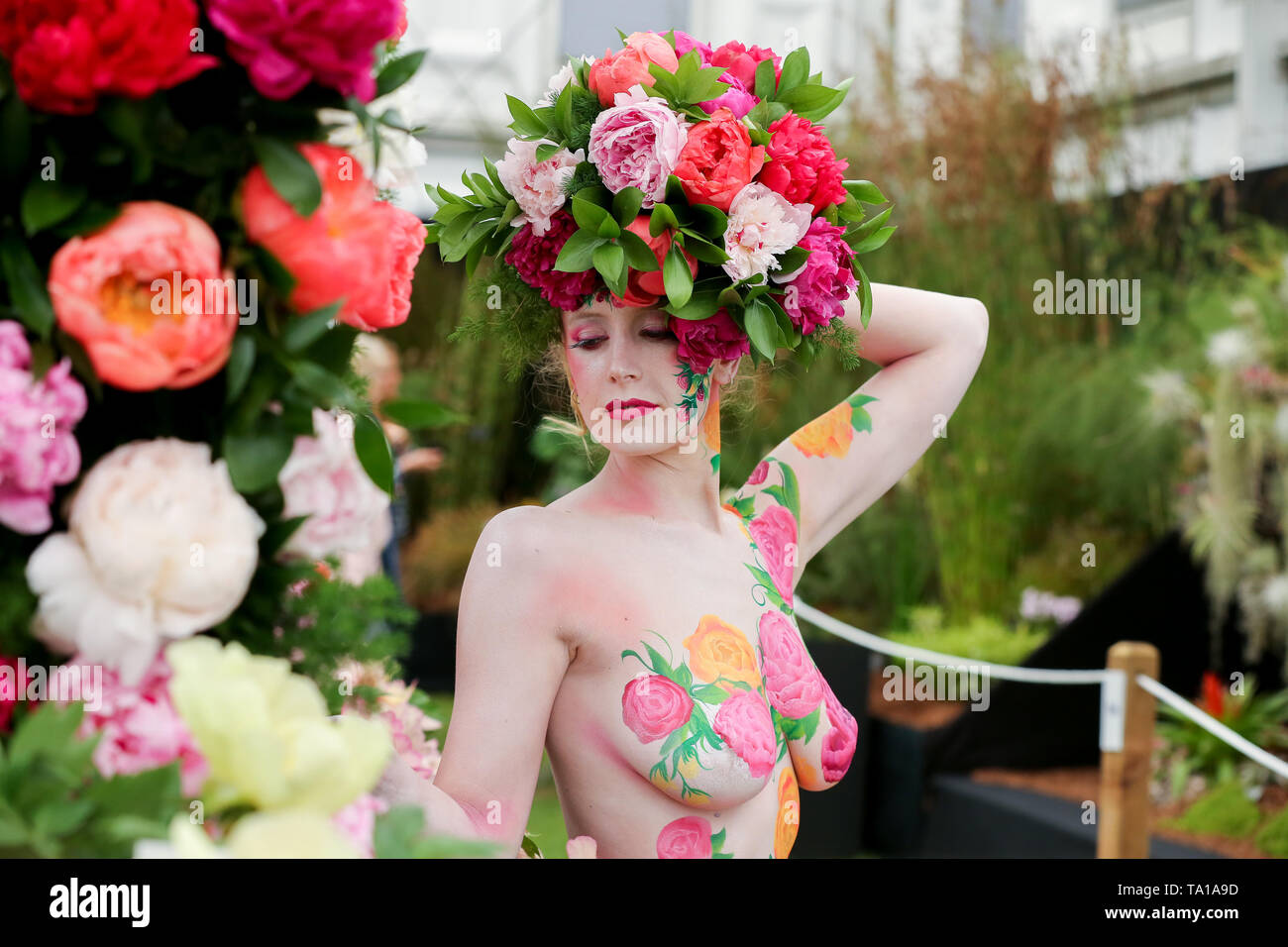 Un modèle vu portant un chapeau floral avec body art posant pour les photographes pendant l'exposition florale de Chelsea. La Royal Horticultural Society Chelsea Flower Show est un show annuel de plus de cinq jours dans le parc du Royal Hospital Chelsea dans l'ouest de Londres. Le spectacle est ouvert au public à partir du 21 mai jusqu'au 25 mai 2019. Banque D'Images