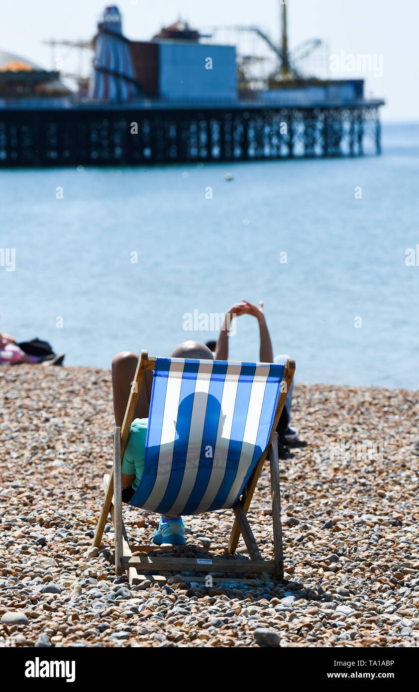 Brighton UK 21 mai 2019 - Les visiteurs apprécient le temps chaud et ensoleillé sur la plage de Brighton aujourd'hui avec elle forecast get se réchauffer au cours des prochains jours en Grande-Bretagne . Crédit photo : Simon Dack / Alamy Live News Banque D'Images