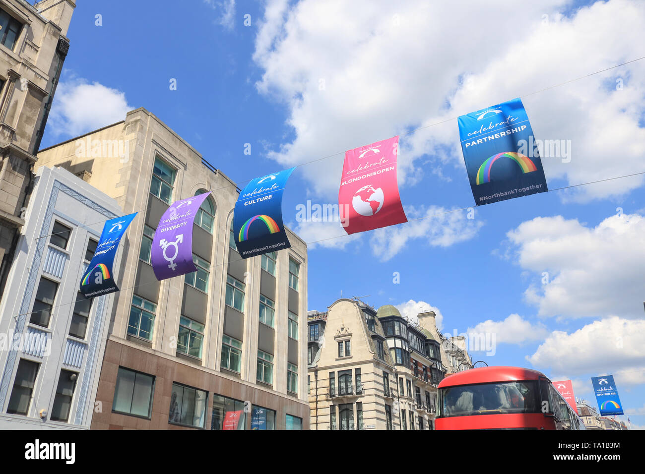 Londres, Royaume-Uni. 21 mai, 2019. Drapeaux Celebrating Community, la créativité de la diversité, l'inclusivité, briser les barrières et l'occasion accrocher le long du Strand à Londres dans le cadre de Célébration estivale Northbank Crédit : amer ghazzal/Alamy Live News Banque D'Images