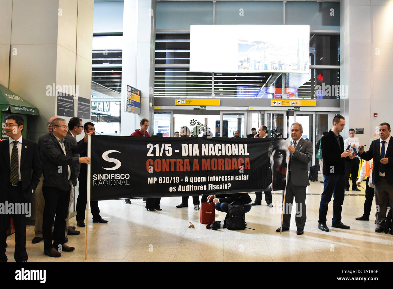 Guarulhos, Brésil. 21 mai, 2019. Comptes de l'exercice de protestation à l'Aéroport International de Guarulhos, terminal 3, avec le nom de Jour de GAG dans les recettes fédérales, contre l'amendement incorporé dans la mesure provisoire 870/2019 qui est sur le point d'être voté par le Congrès national, et que si elle est approuvée, elle sera à retirer des compétences aux commissaires aux comptes de l'exercice, ce mardi (21). Credit : Roberto Casimiro/FotoArena/Alamy Live News Banque D'Images