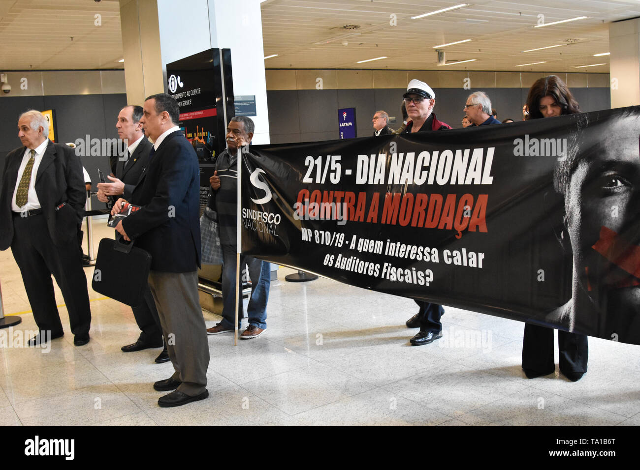 Guarulhos, Brésil. 21 mai, 2019. Comptes de l'exercice de protestation à l'Aéroport International de Guarulhos, terminal 3, avec le nom de Jour de GAG dans les recettes fédérales, contre l'amendement incorporé dans la mesure provisoire 870/2019 qui est sur le point d'être voté par le Congrès national, et que si elle est approuvée, elle sera à retirer des compétences aux commissaires aux comptes de l'exercice, ce mardi (21). Credit : Roberto Casimiro/FotoArena/Alamy Live News Banque D'Images