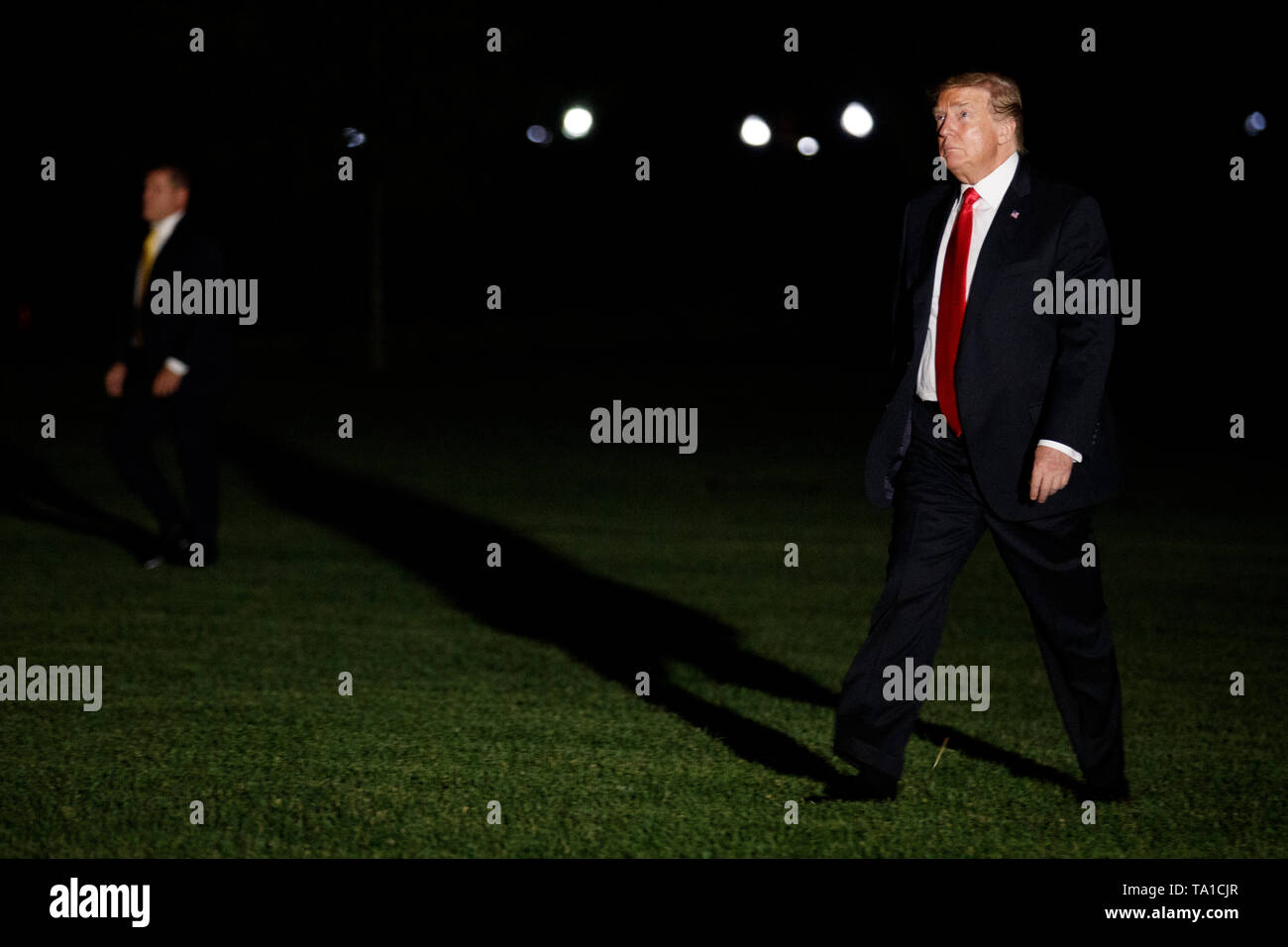 Le président américain, Donald J. Trump marche à travers la pelouse Sud après en descendant de l'un marin à la Maison Blanche à Washington, DC, USA, 20 mai 2019. Le président Trump est de retour de New York où il a tenu un rassemblement politique. Credit : Shawn Thew/piscine par CNP /MediaPunch Banque D'Images