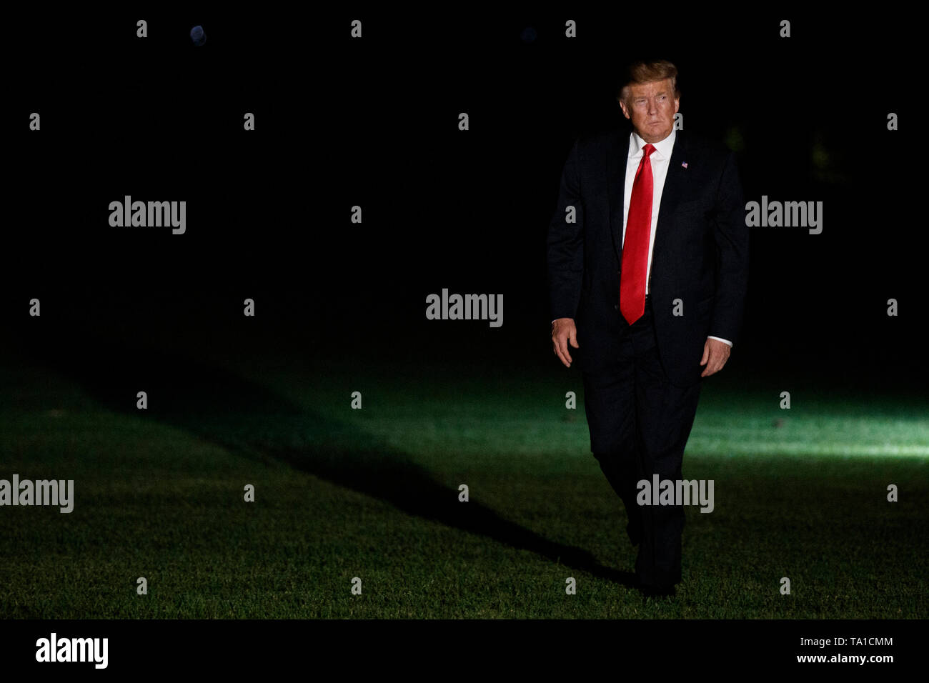 Le président américain, Donald J. Trump marche à travers la pelouse Sud après en descendant de l'un marin à la Maison Blanche à Washington, DC, USA, 20 mai 2019. Le président Trump est de retour de New York où il a tenu un rassemblement politique. Credit : Shawn Thew/piscine par CNP /MediaPunch Banque D'Images